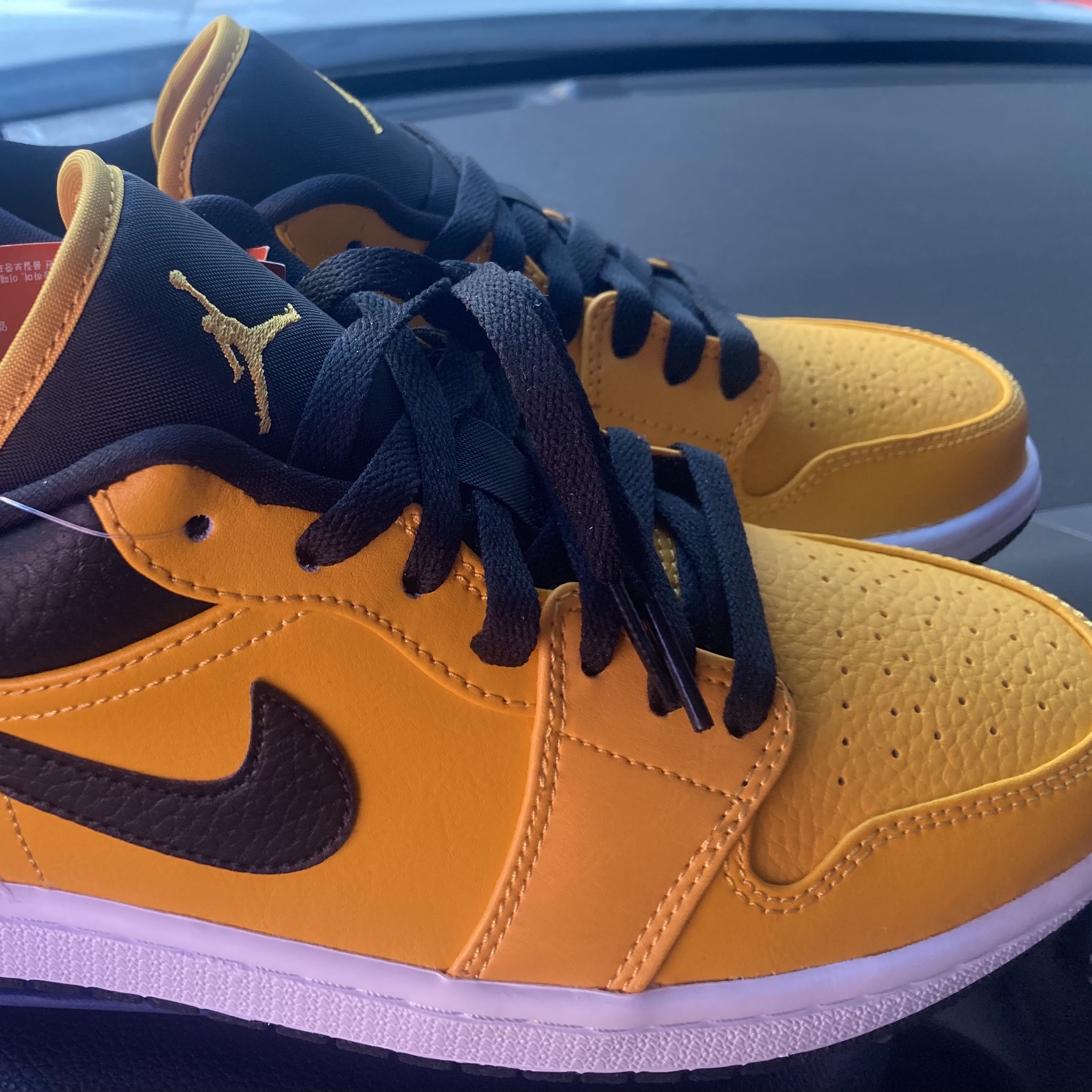 Jordan 1 Low University Gold Black 착용 스타일 - 1