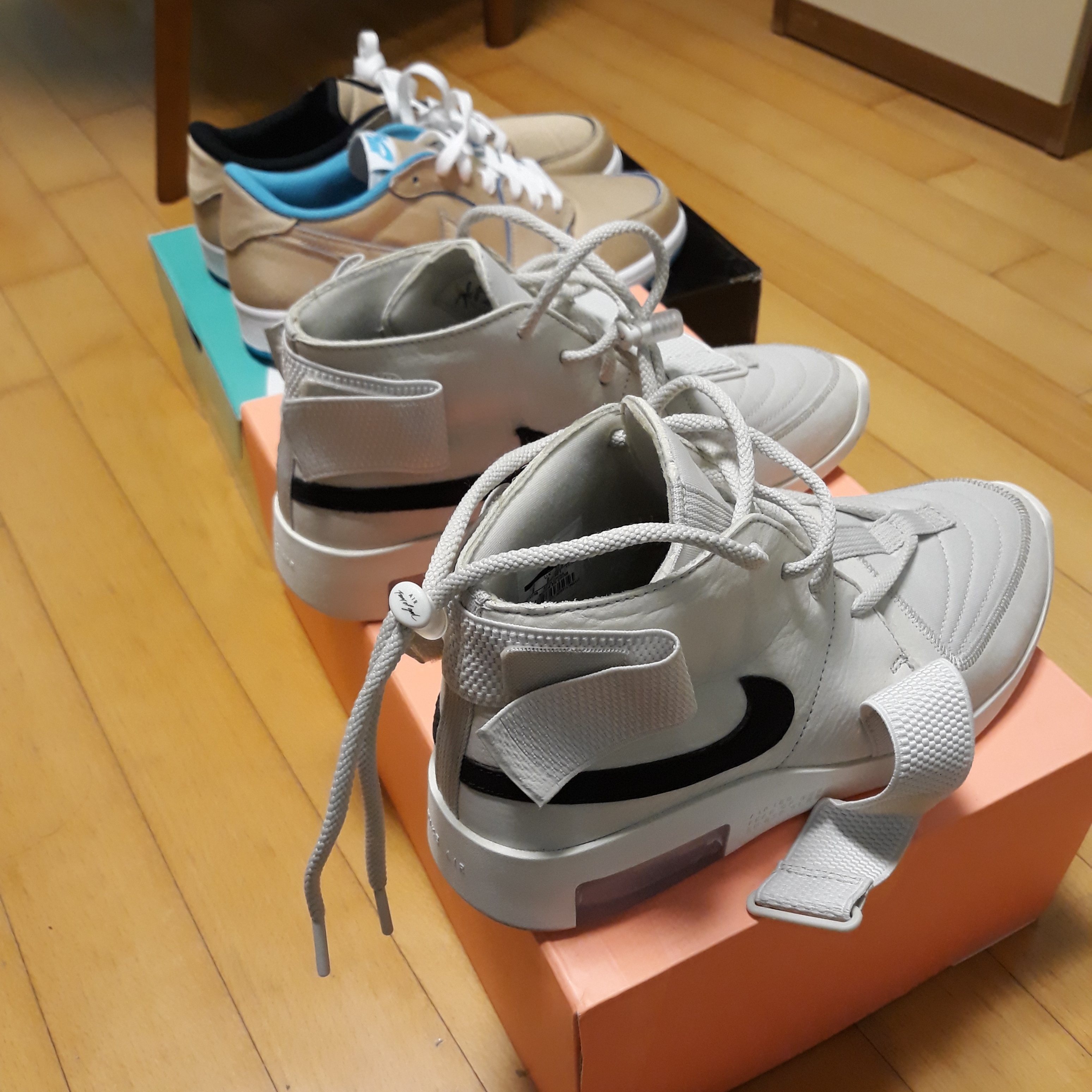 Nike x Fear of God Air Fear of God Raid Light Bone, Jordan 1 x Lance Mountain Low SB QS Desert Ore 착용 스타일