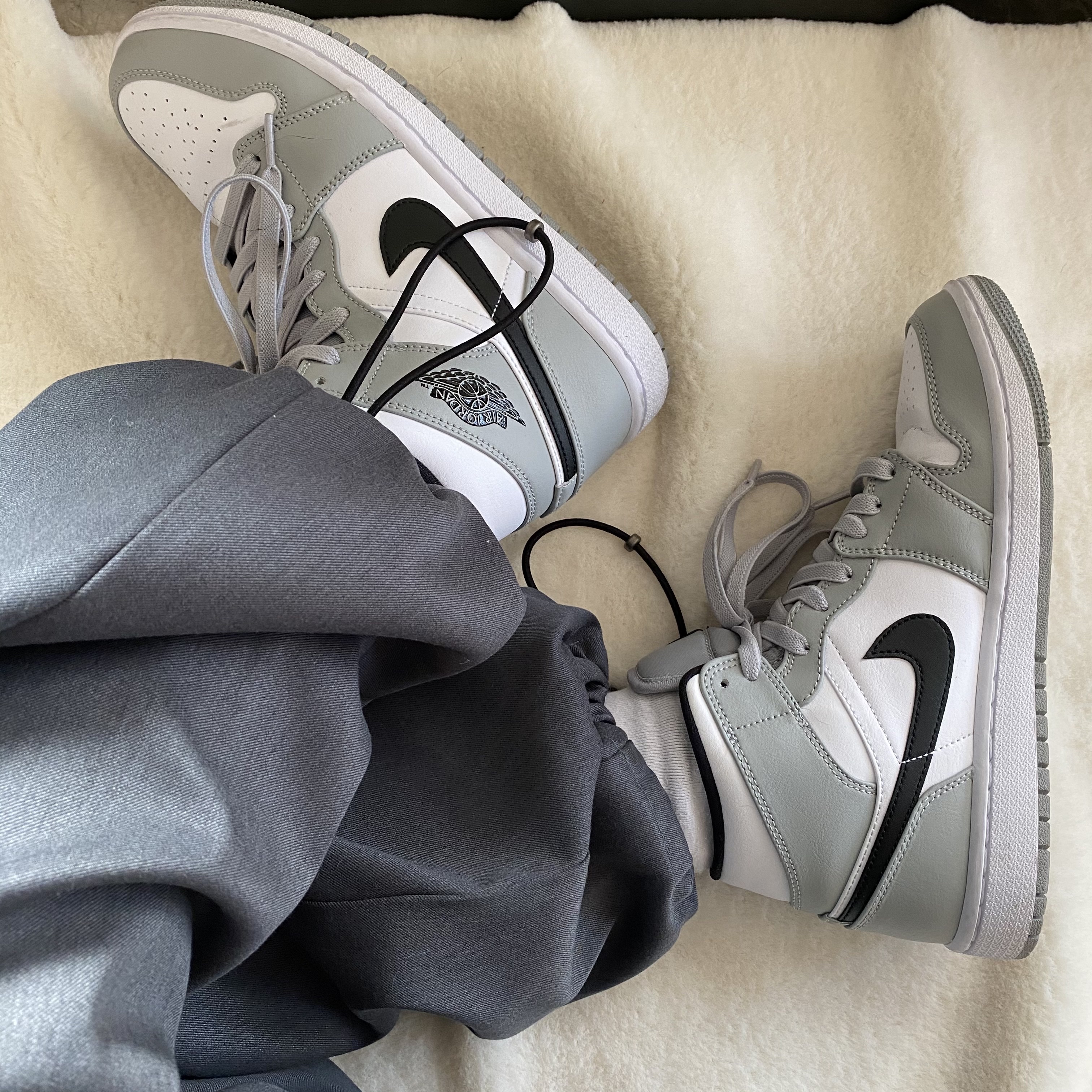 Jordan 1 Mid Light Smoke Grey 착용 스타일