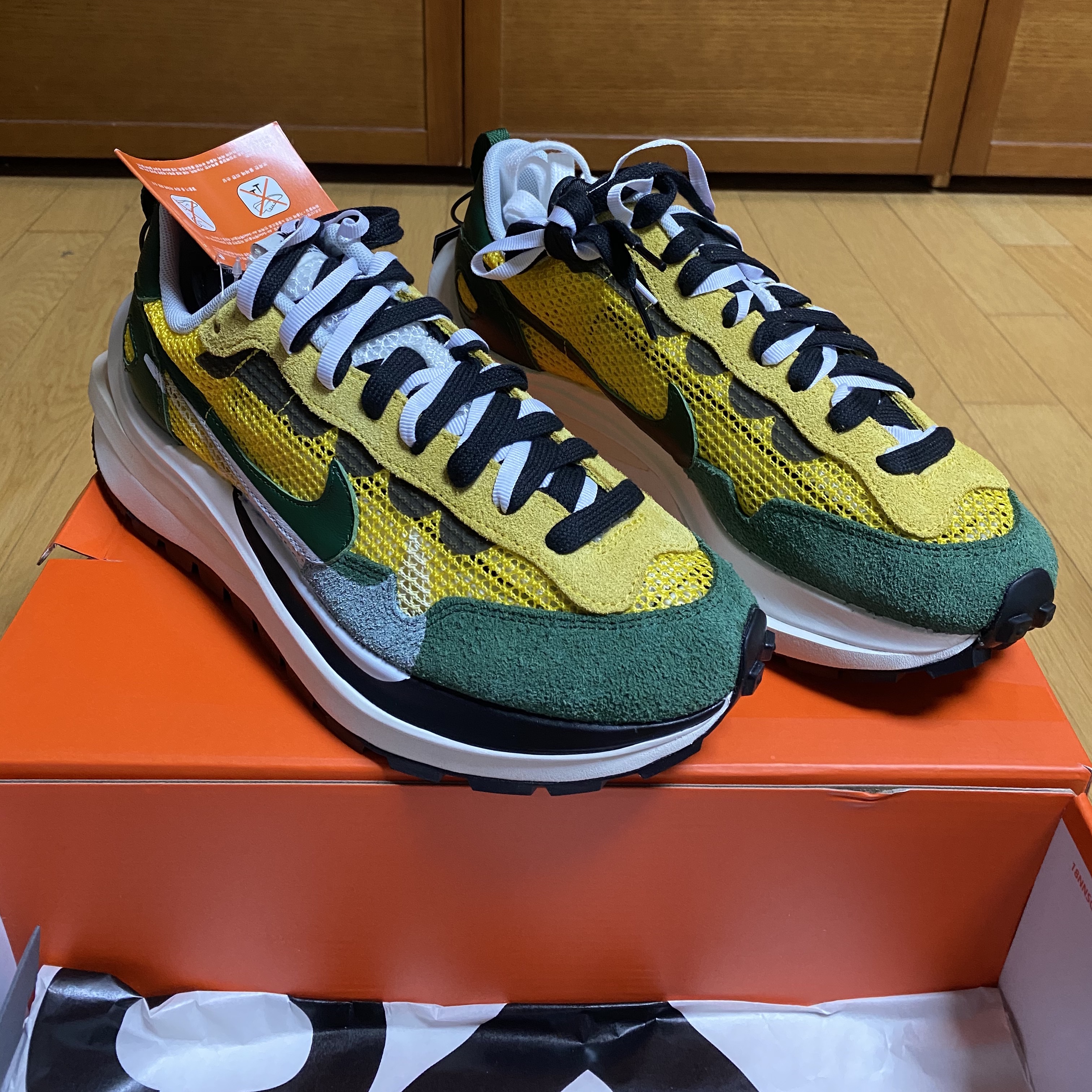 Nike x Sacai VaporWaffle Tour Yellow & Gorge Green Sail 착용 스타일 - 2