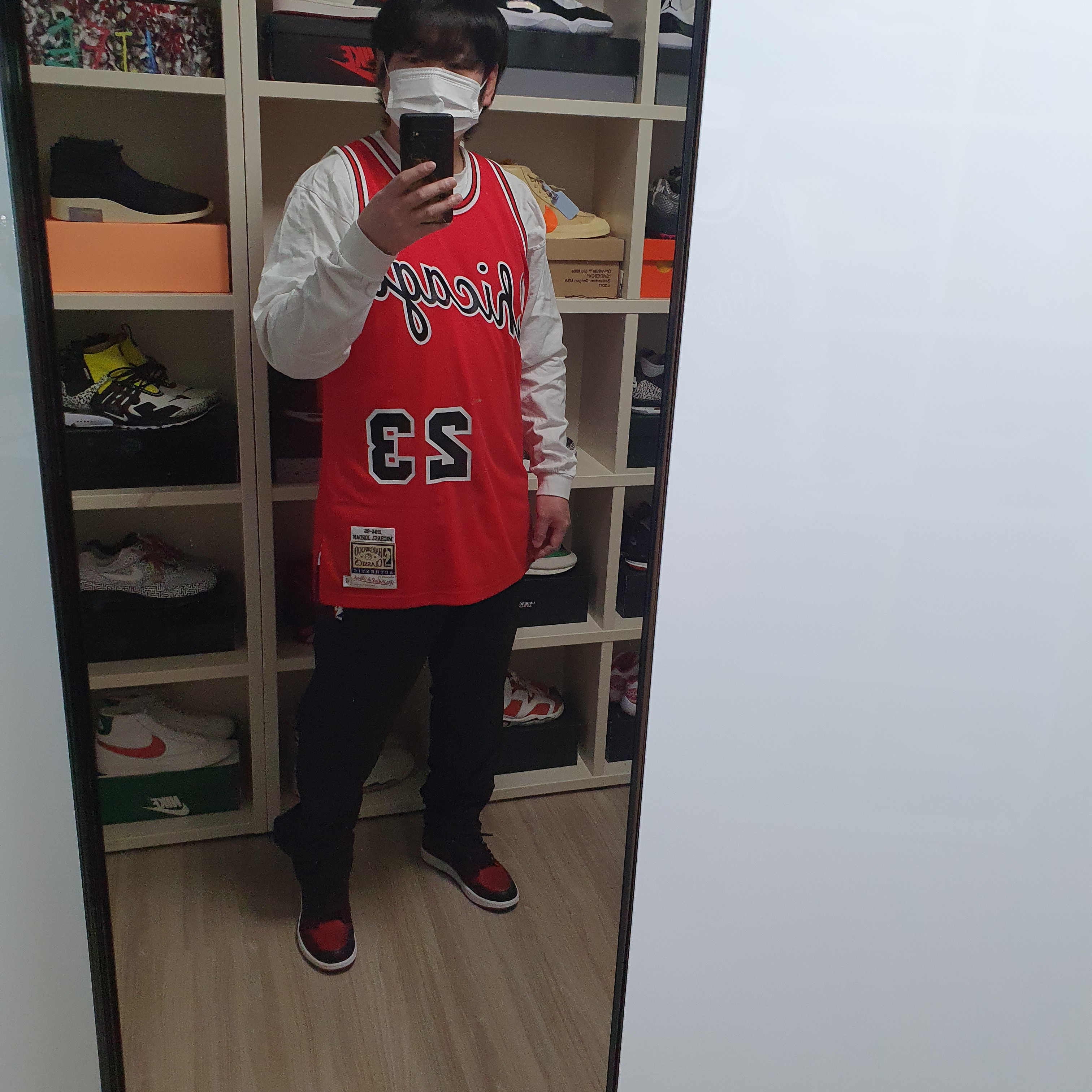 Nike x Fear of God Warm Up Pants Off Noir, Jordan 1 Retro High OG Bred Banned 2016 착용 스타일