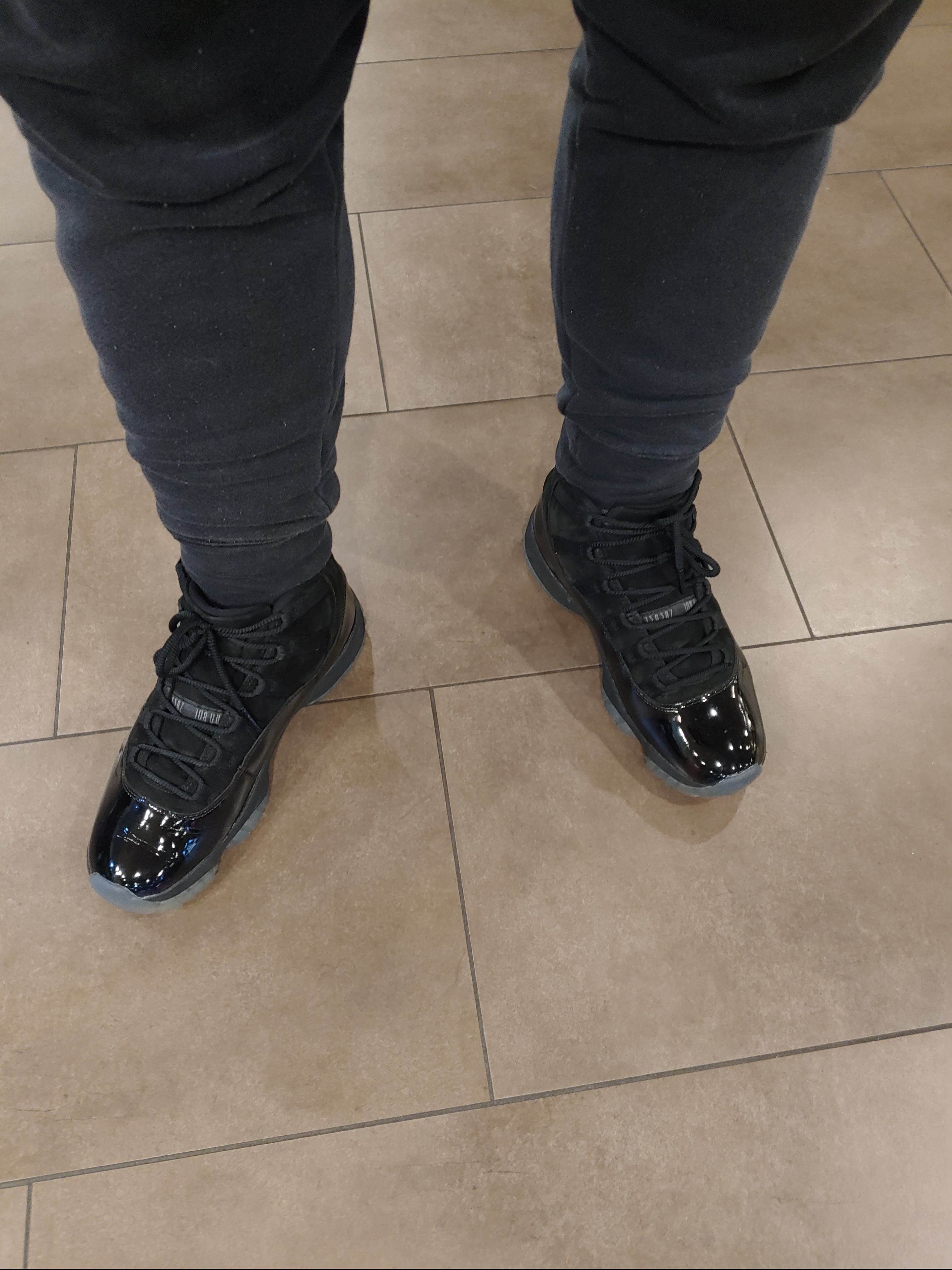Jordan 11 Retro Cap and Gown 착용 스타일
