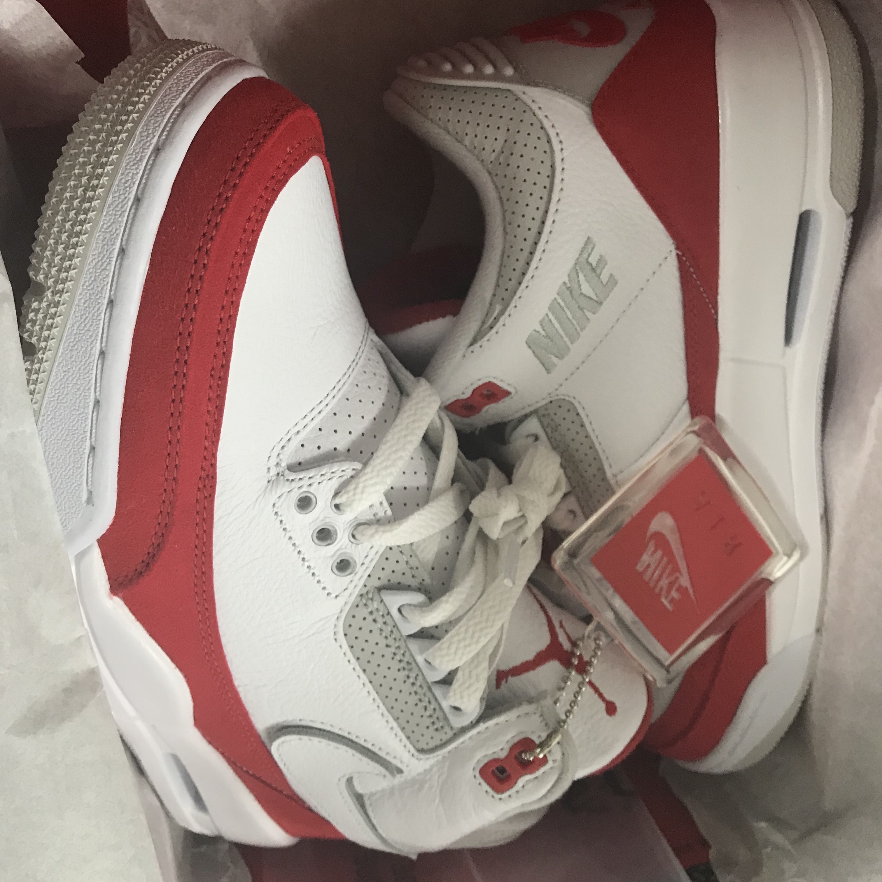 Jordan 3 Retro Tinker White University Red 착용 스타일