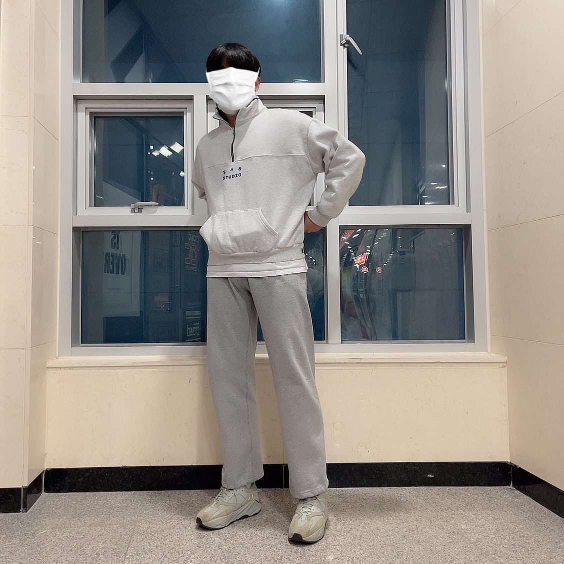Adidas Yeezy Boost 700 Salt, IAB Studio Half Zip Pullover Light Gray 착용 스타일