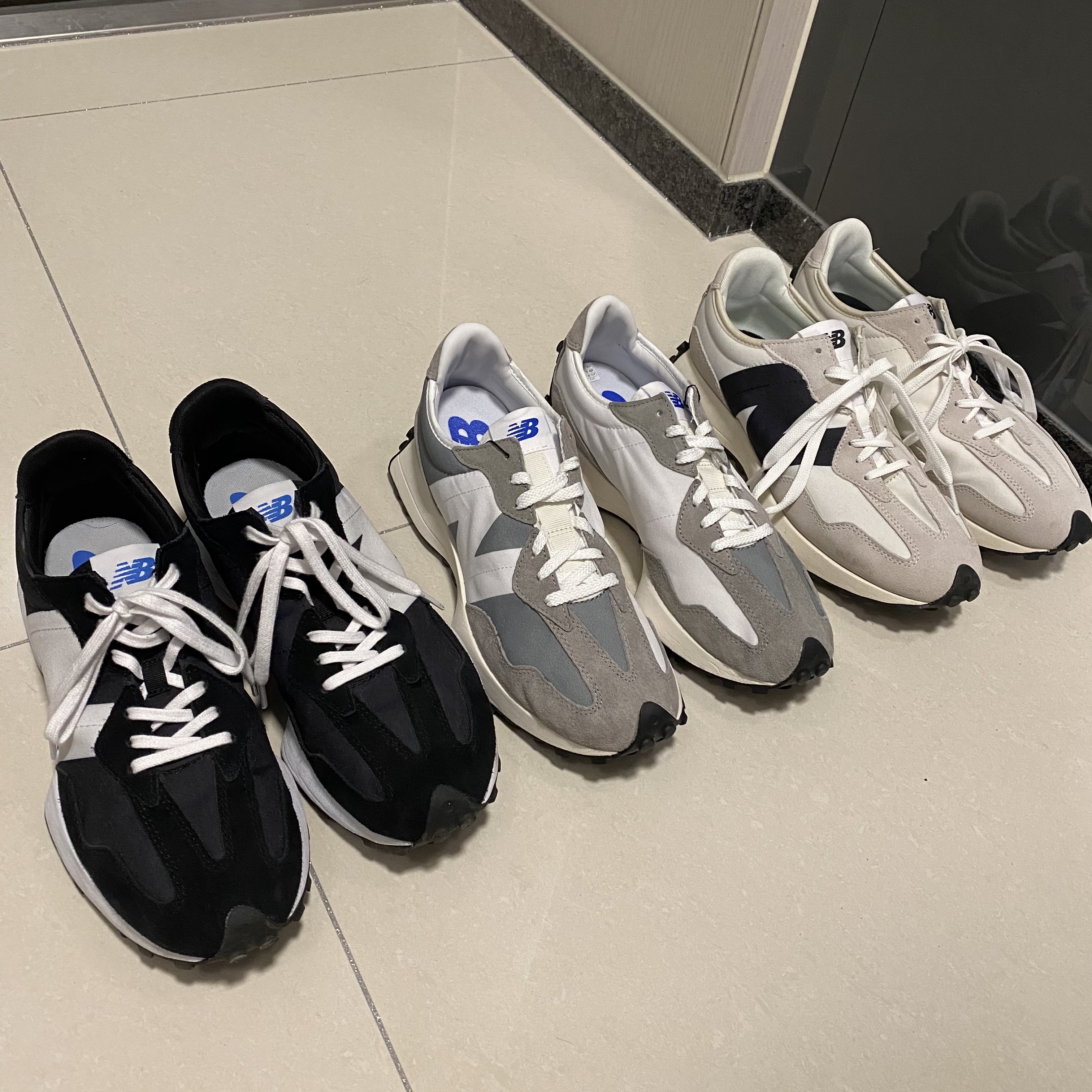 New Balance 327 Grey, New Balance 327 Black 착용 스타일 - 2