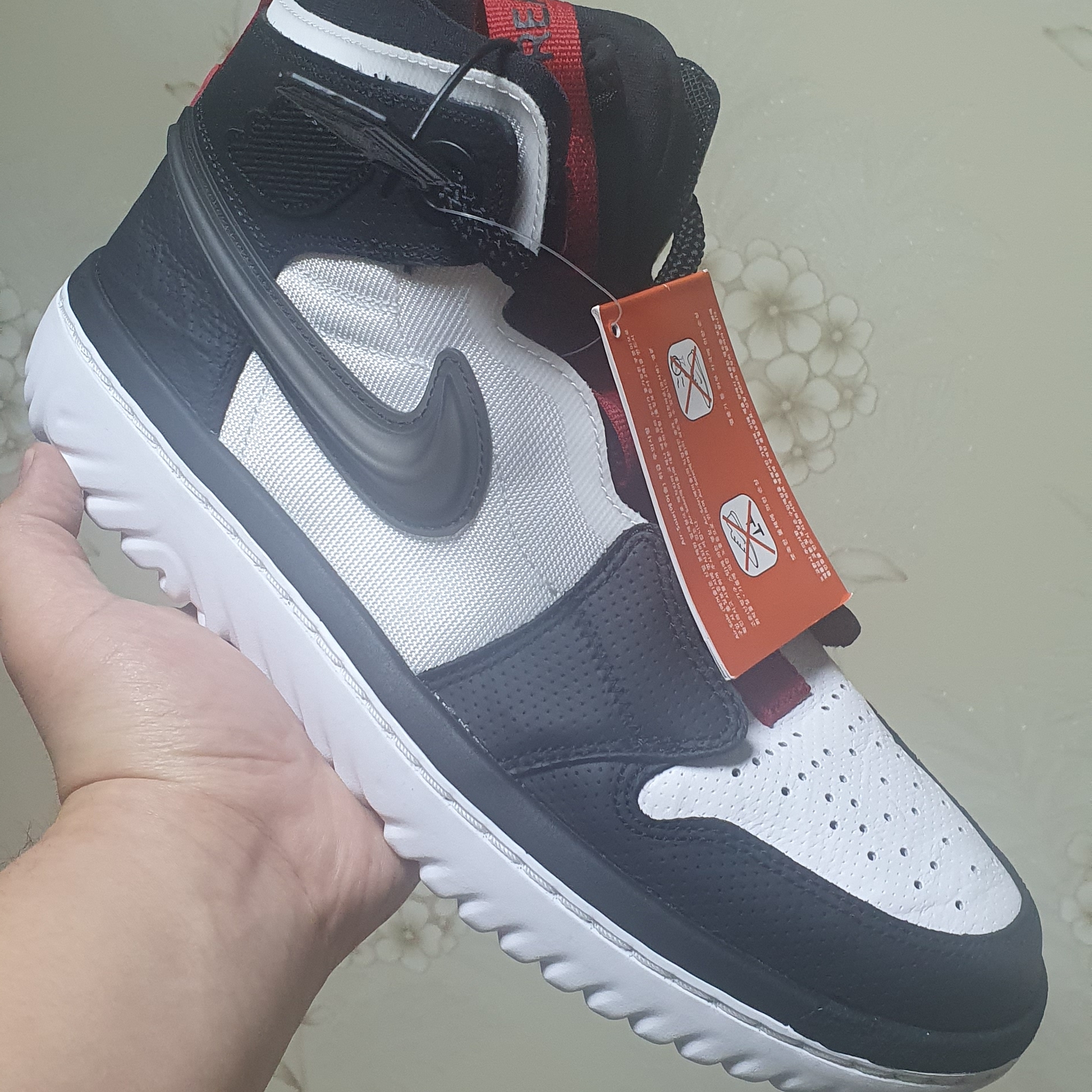 Jordan 1 High React Black White Gym Red 착용 스타일