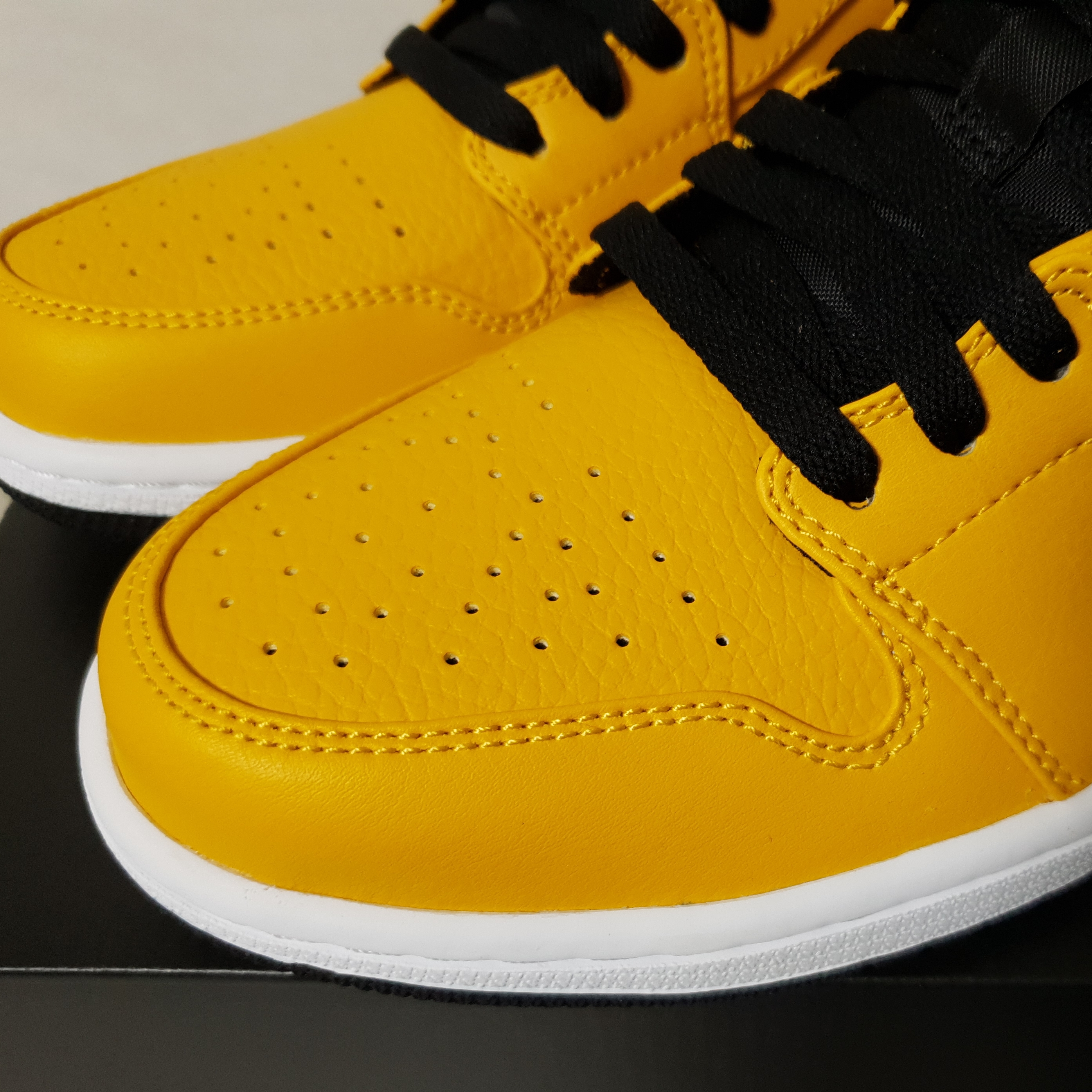 Jordan 1 Low University Gold Black 착용 스타일 - 3