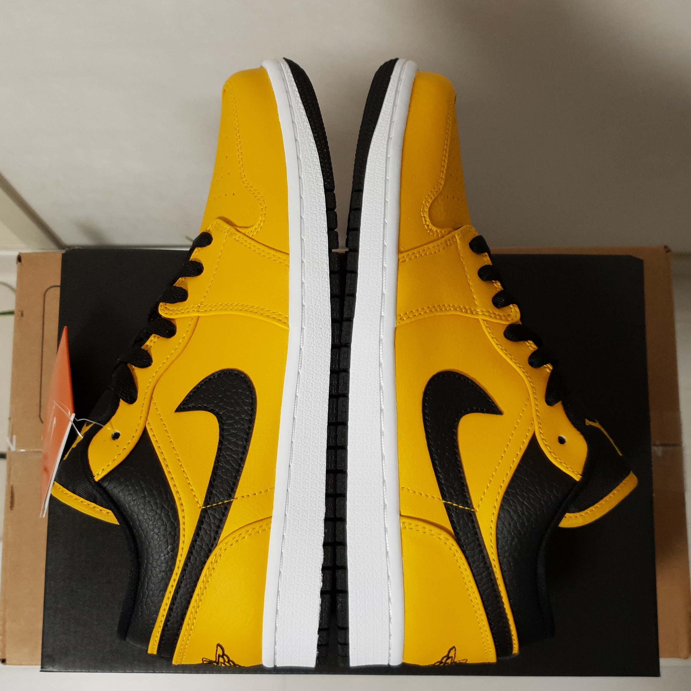 Jordan 1 Low University Gold Black 착용 스타일 - 5