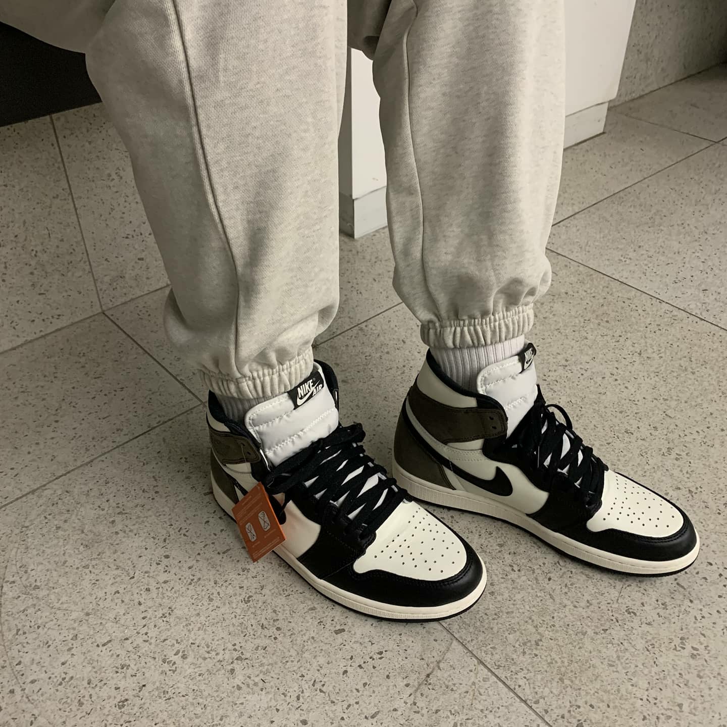 Jordan 1 Retro High OG Black Mocha 착용 스타일