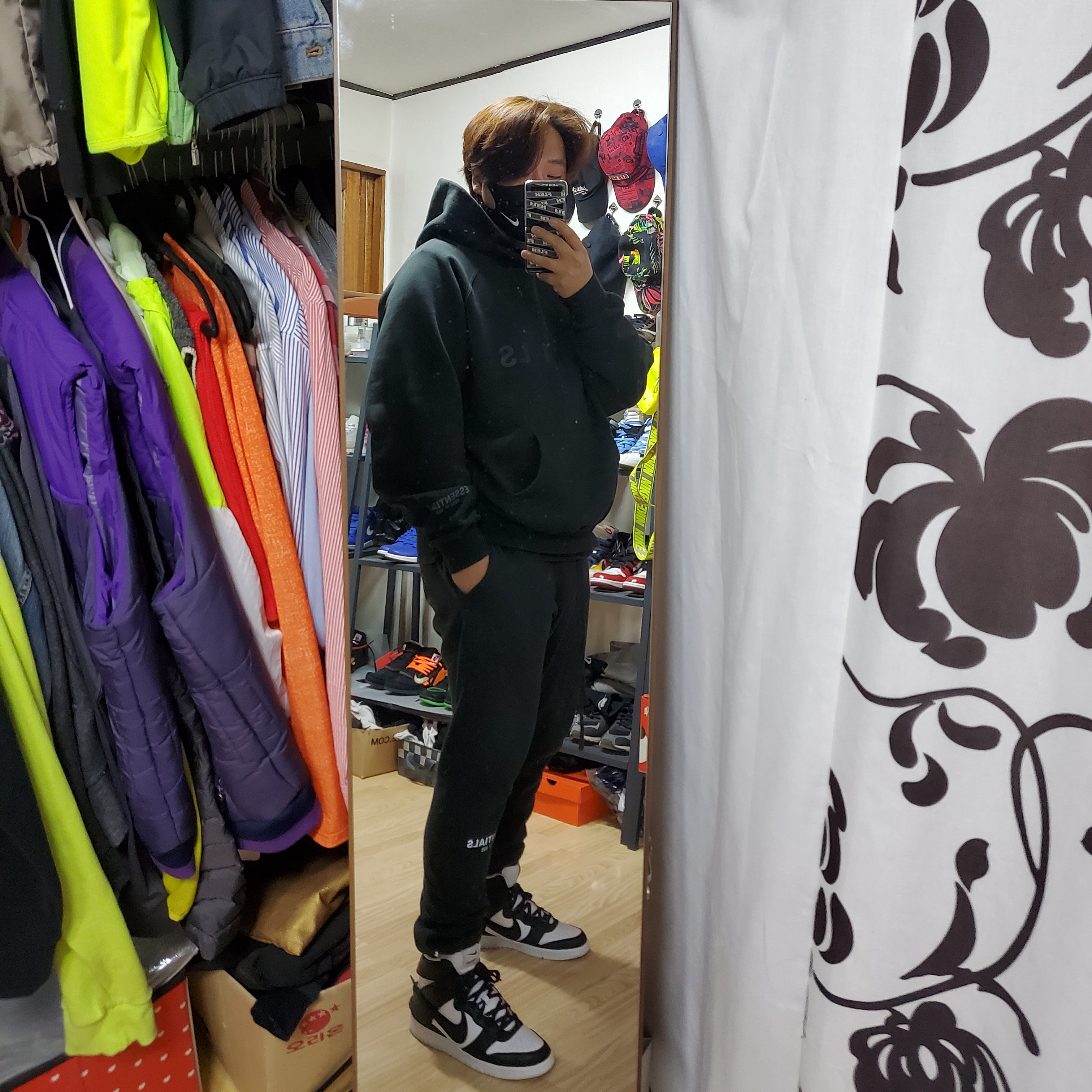 Essentials Sweatpants Dark Slate/Black 2020, Essentials 3D Silicon Applique Pullover Hoodie Dark Slate/Black 2020 착용 스타일 - 1
