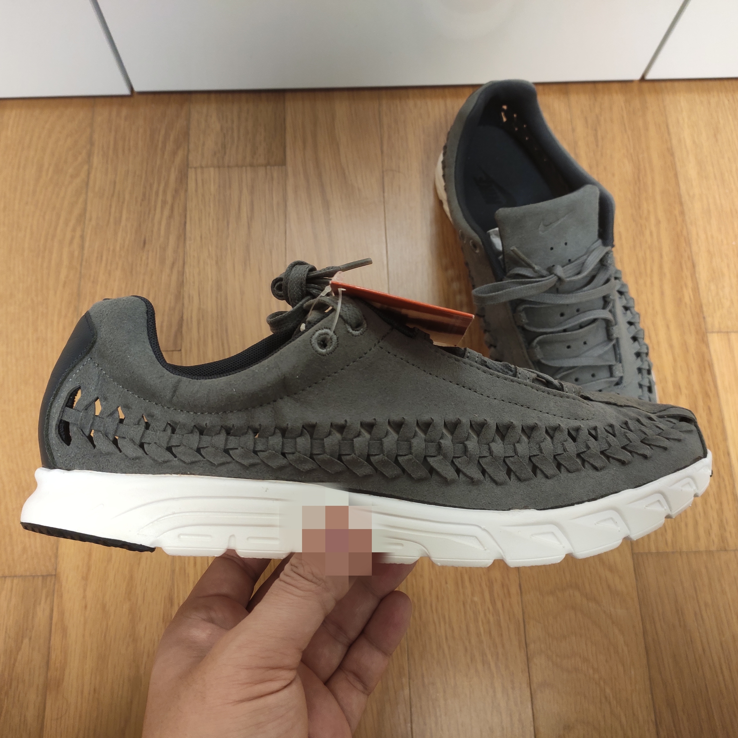 Nike Mayfly Woven Tumbled Grey 착용 스타일 - 1