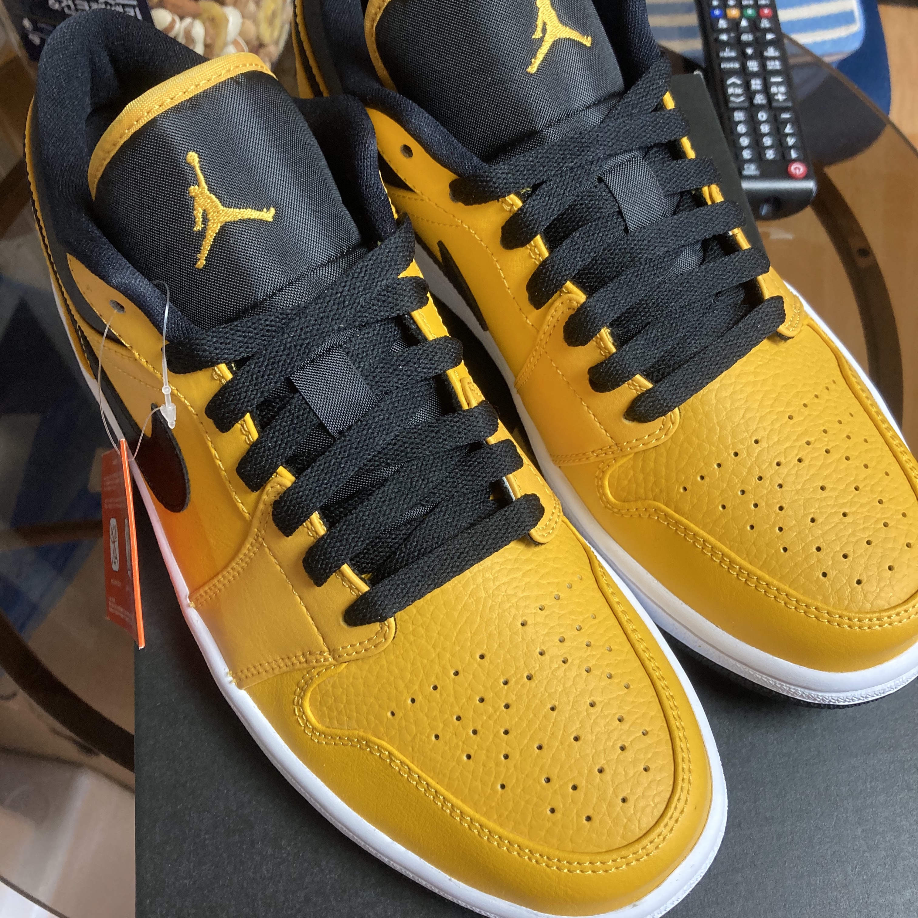 Jordan 1 Low University Gold Black 착용 스타일