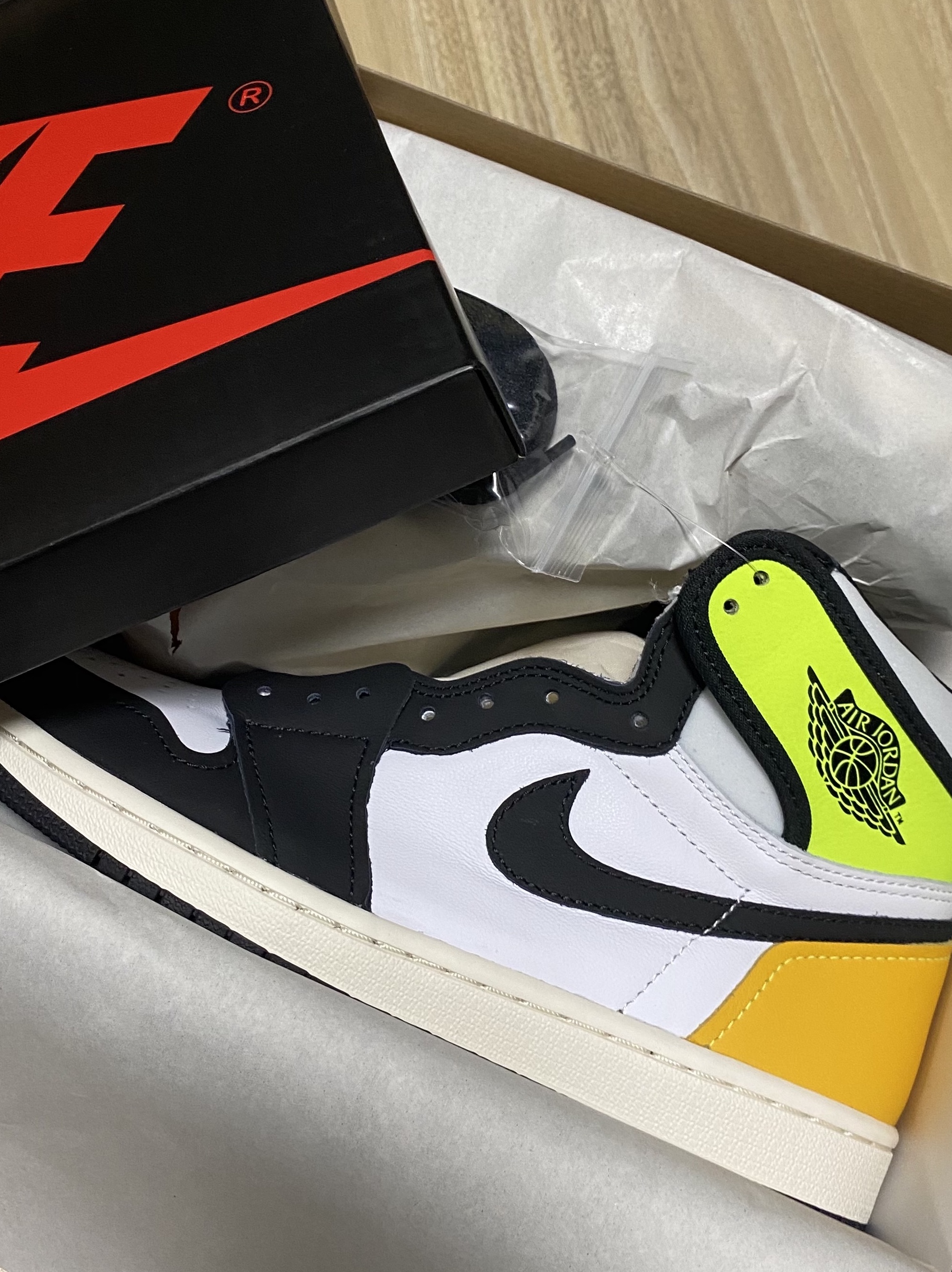 Jordan 1 Retro High OG Volt Gold 착용 스타일 - 1
