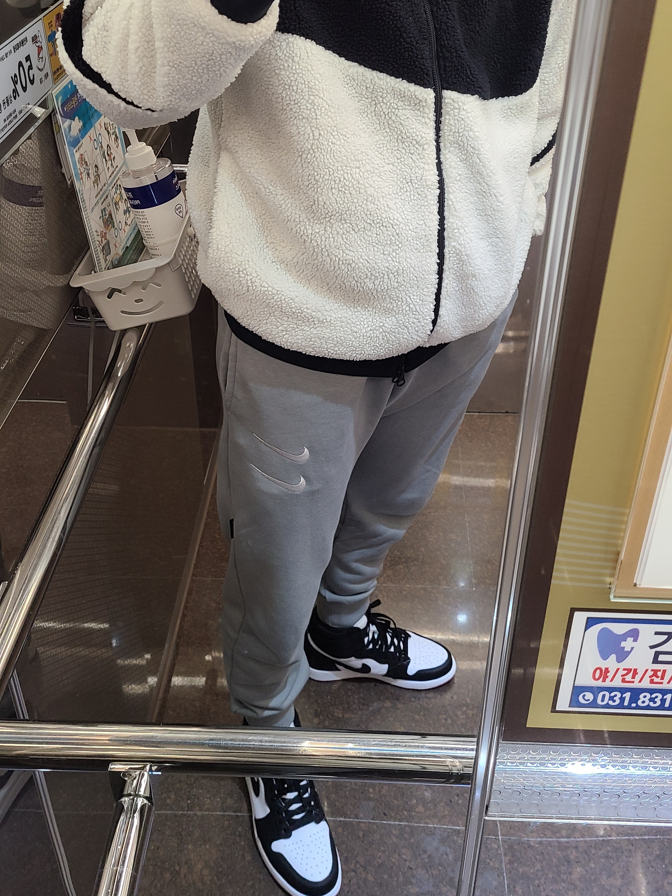 Jordan 1 Retro High OG Bloodline, Nike Big Swoosh Full Zip Jacket White Navy 착용 스타일
