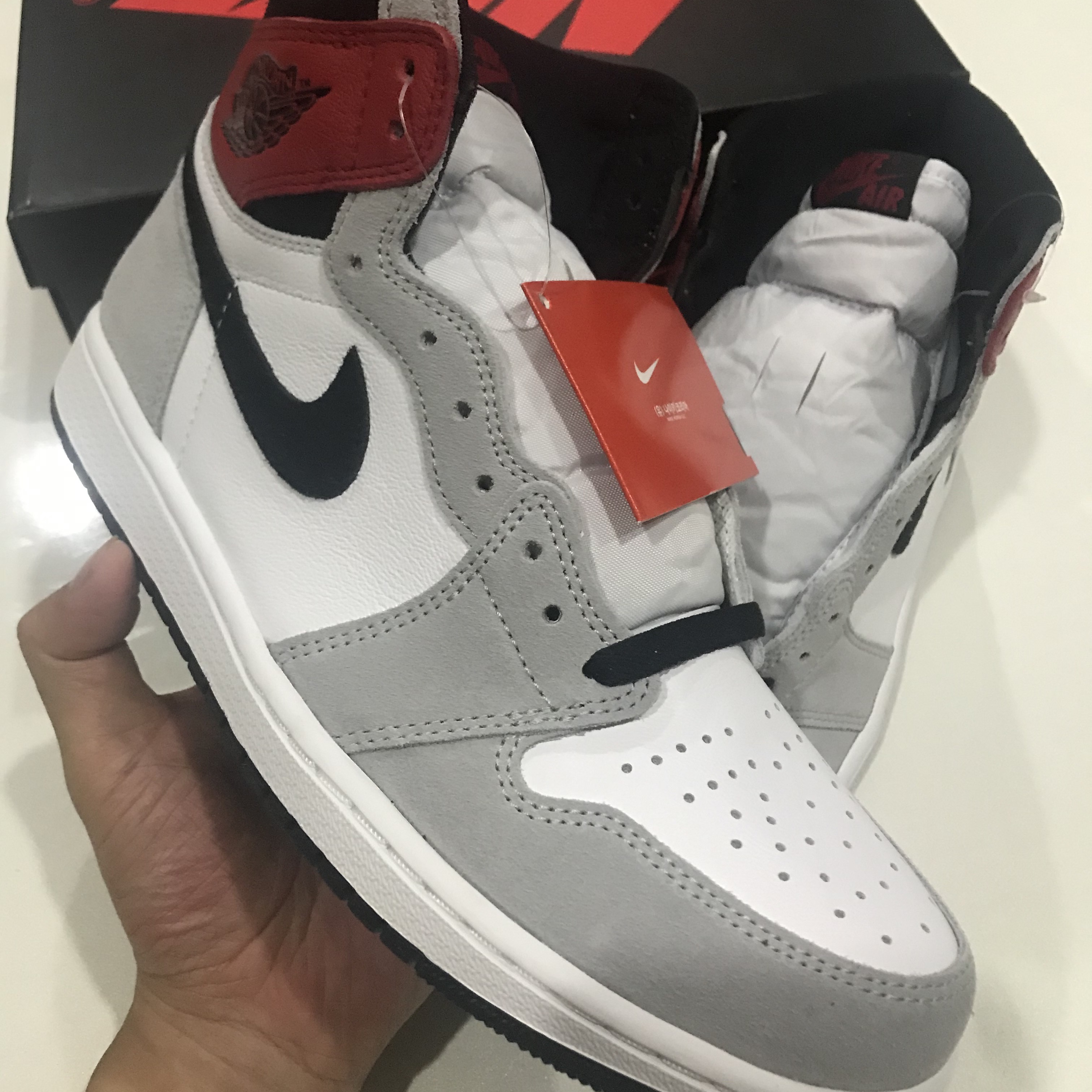 Jordan 1 Retro High OG Light Smoke Grey 착용 스타일 - 2