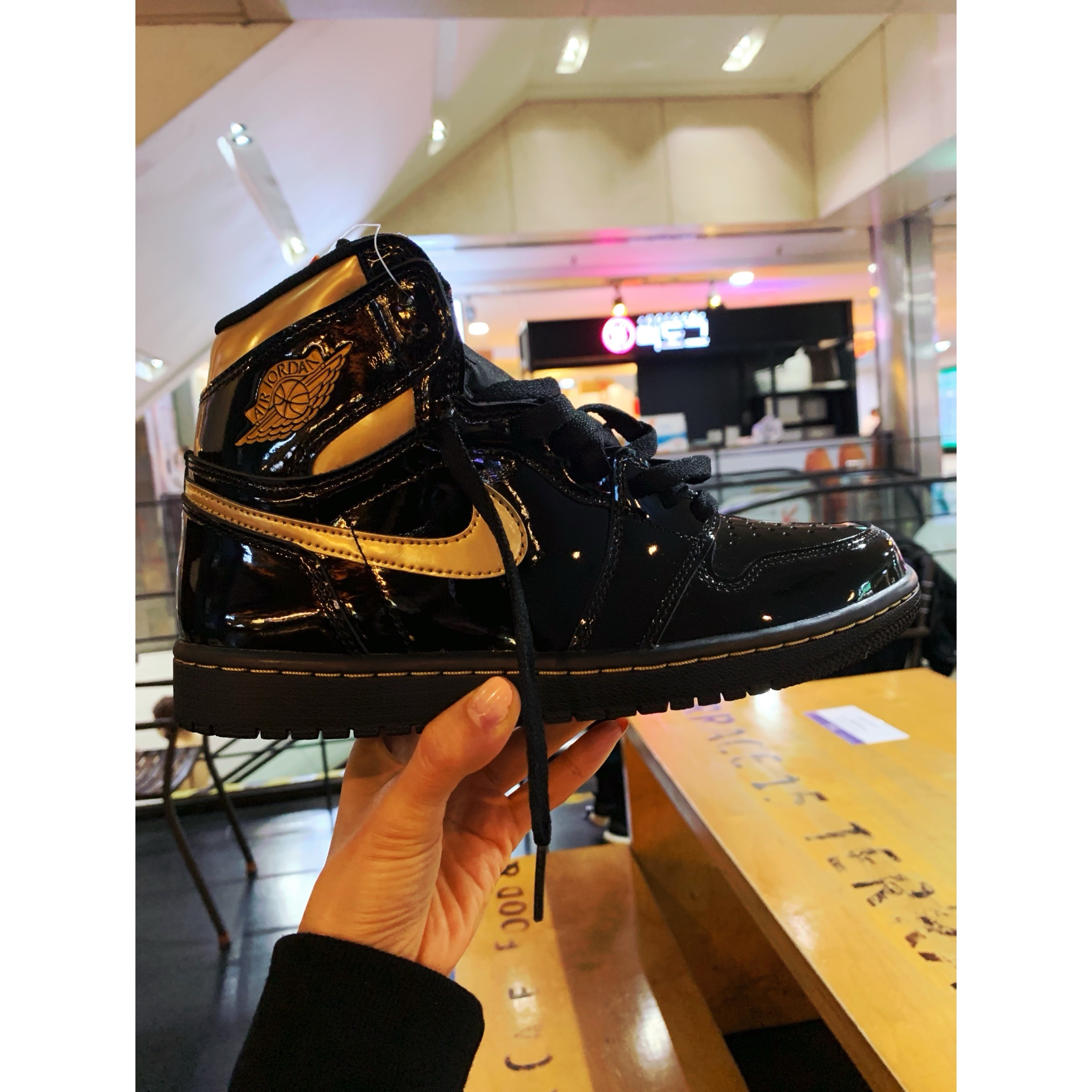 Jordan 1 Retro High OG Metallic Gold 착용 스타일 - 2