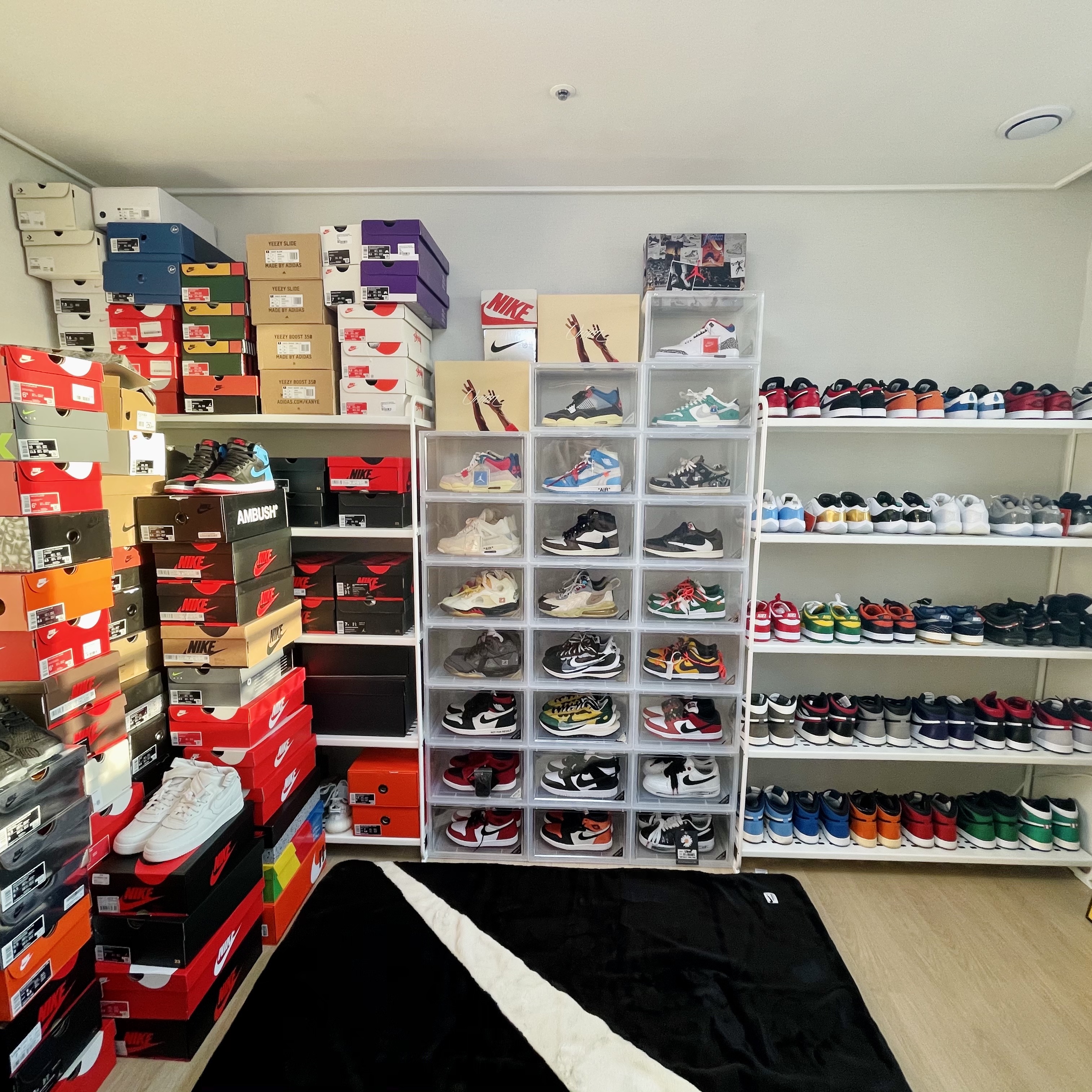 Jordan 1 x Travis Scott Retro High OG SP Mocha, Nike x Sacai VaporWaffle Black White 착용 스타일