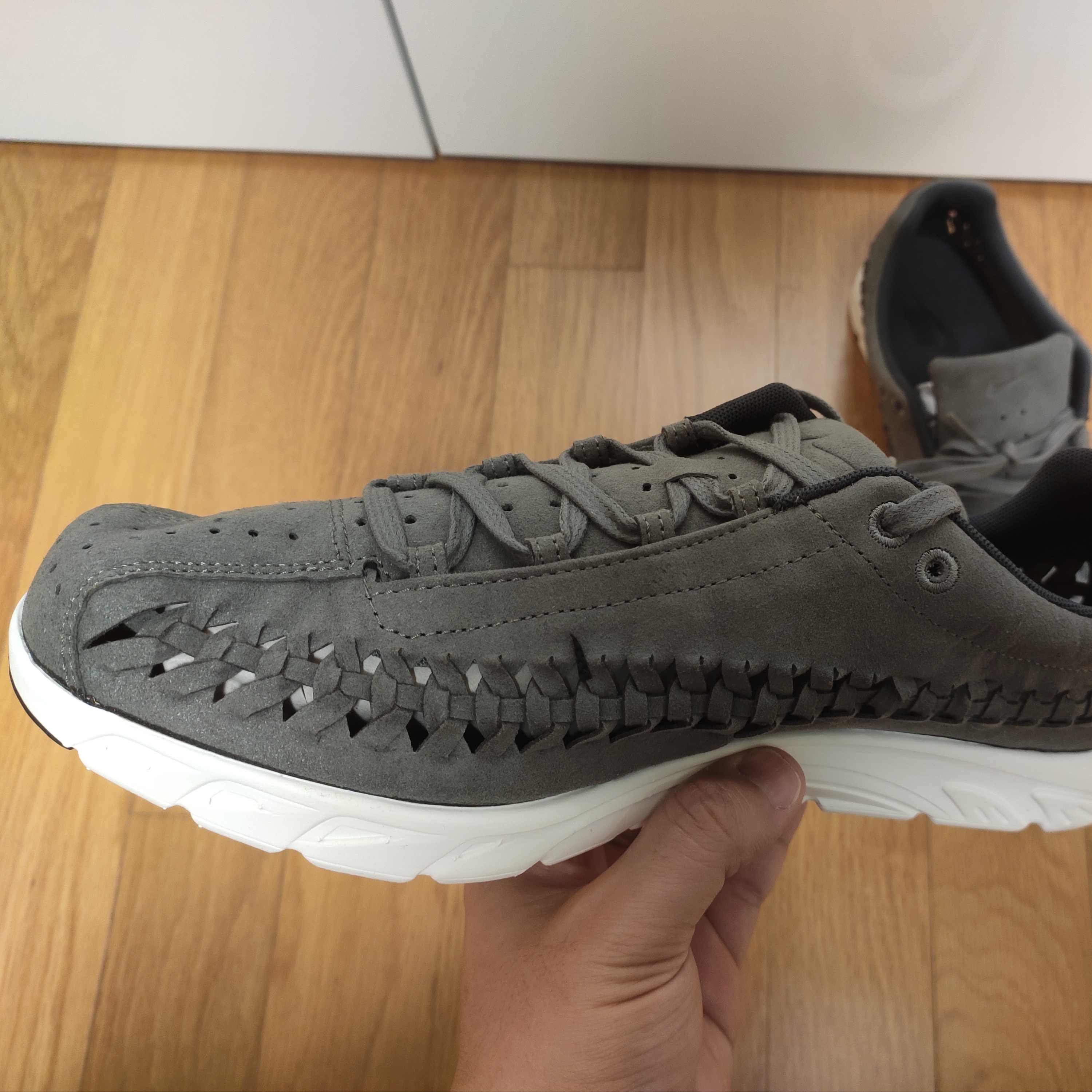 Nike Mayfly Woven Tumbled Grey 착용 스타일 - 4