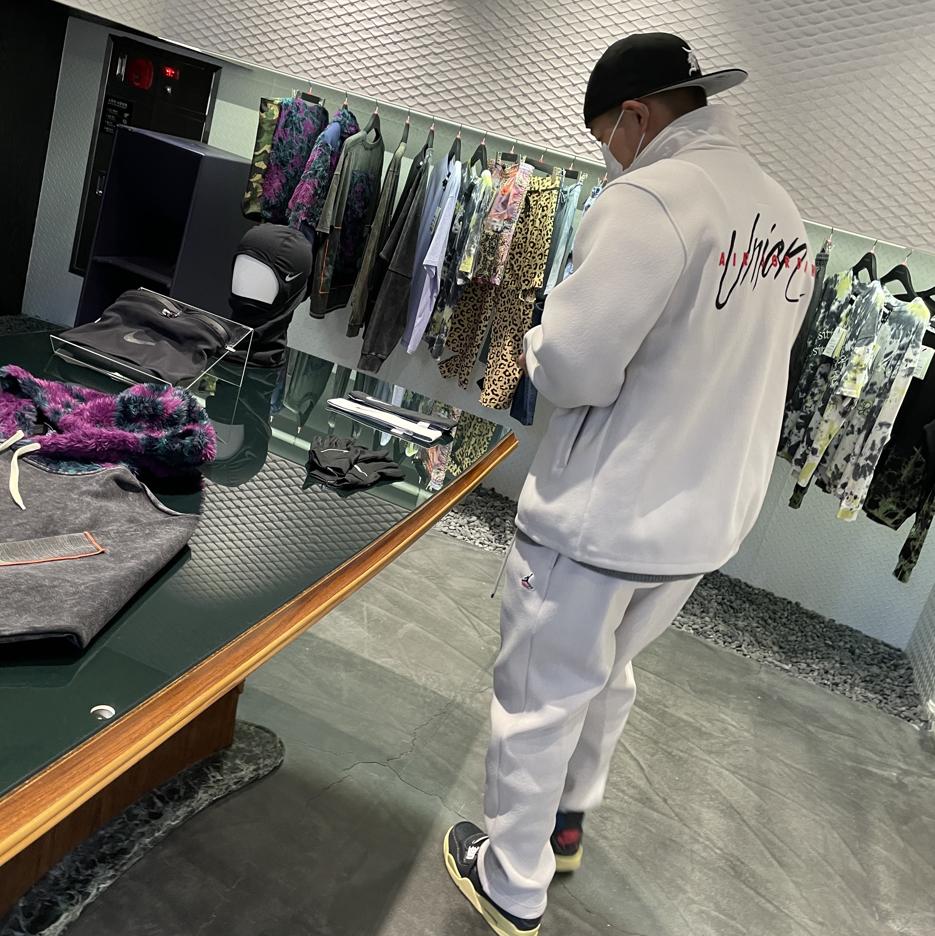Jordan 4 x Union Retro Off Noir, Jordan x Union Leisure Pants Bone 착용 스타일