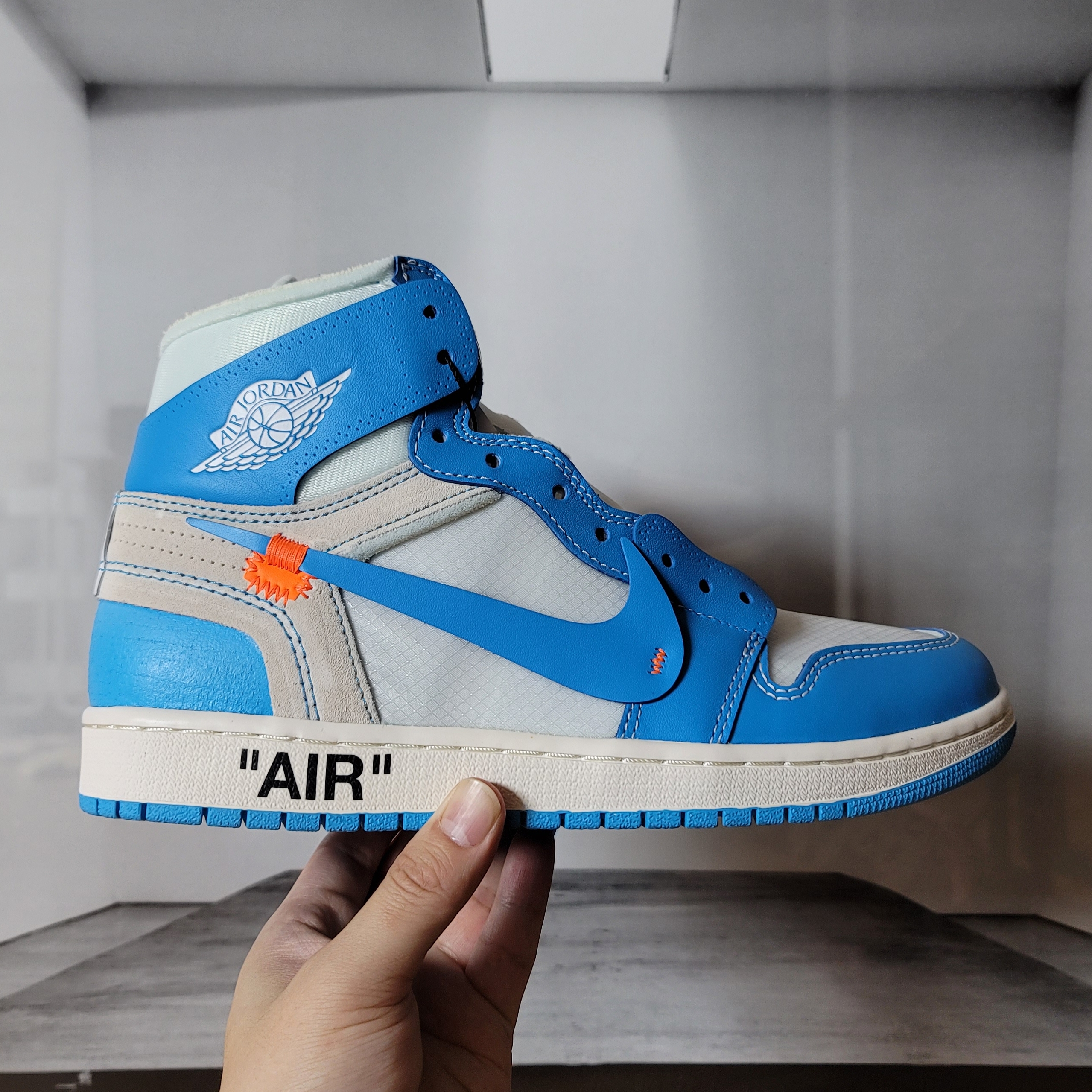 Jordan 1 x Off-White Retro High University Blue 착용 스타일