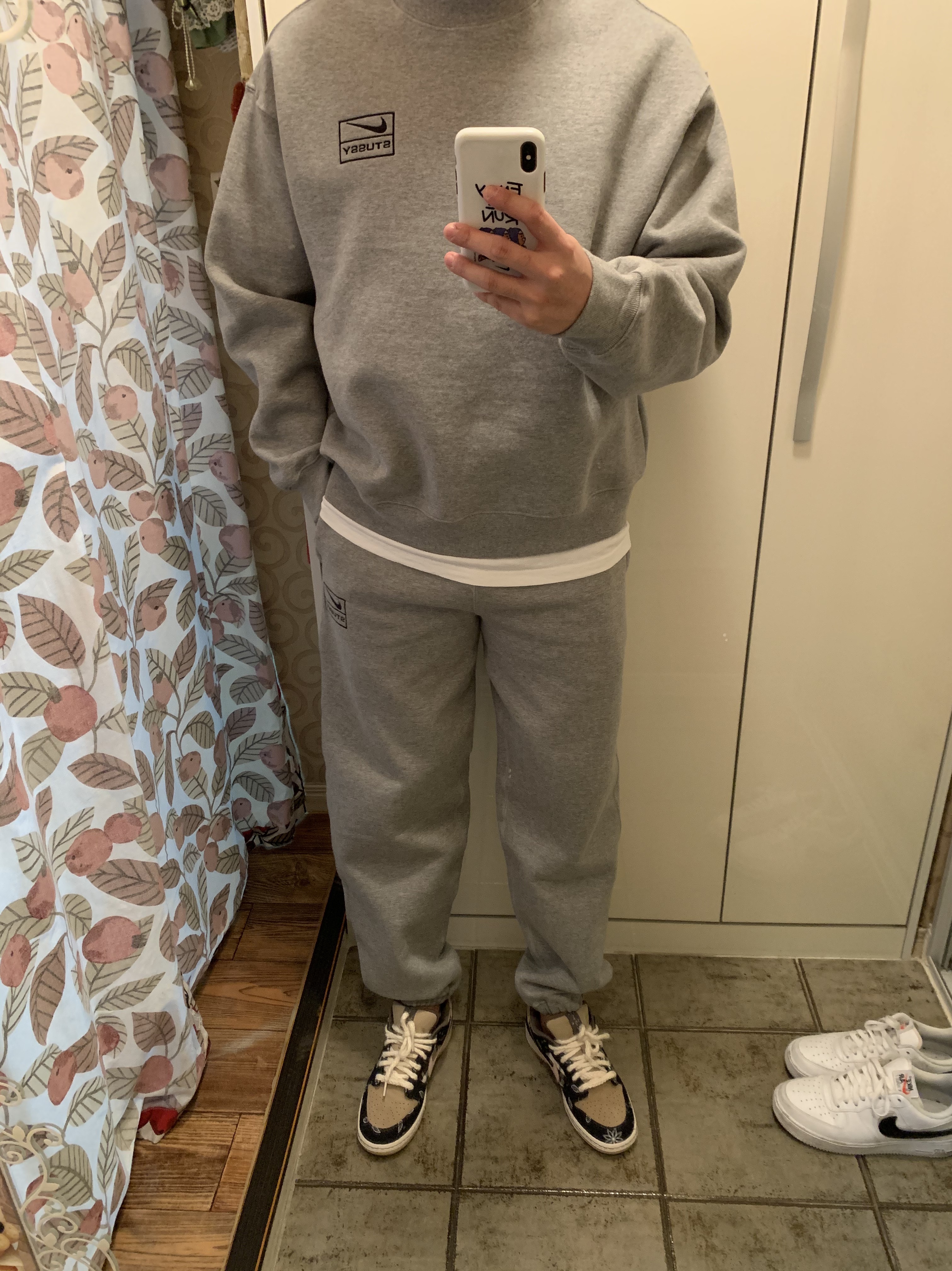 Nike x Travis Scott SB Dunk Low, Nike x Stussy NRG BR Crew Fleece Grey 착용 스타일