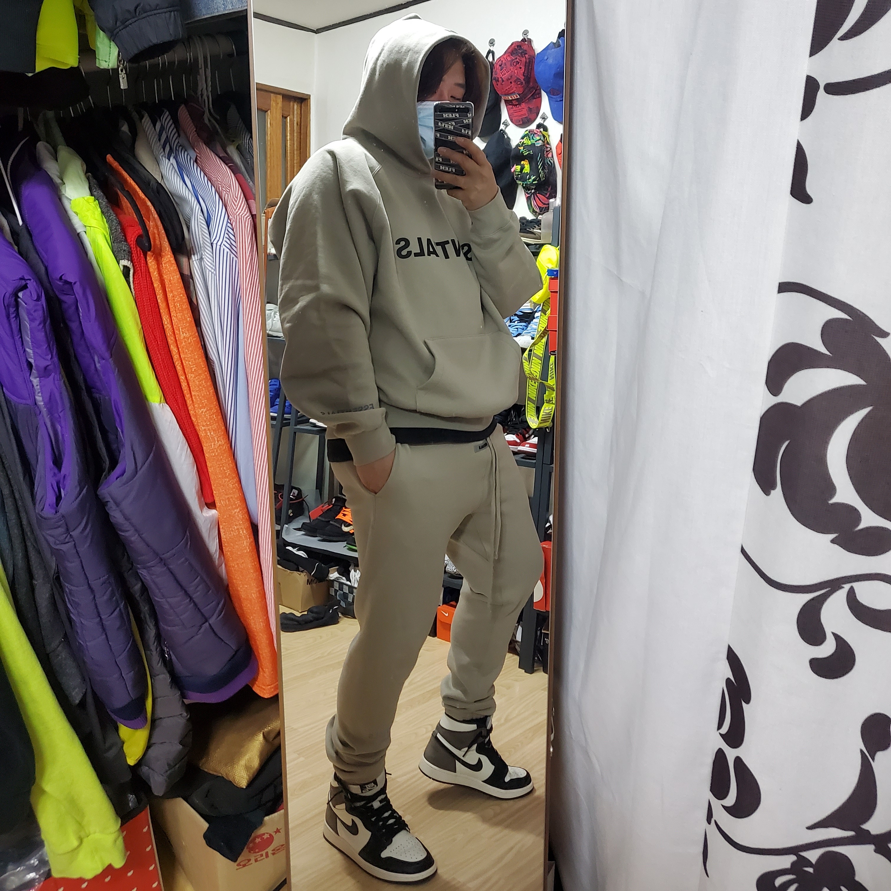 Essentials 3D Silicon Applique Pullover Hoodie String Tan - 20SS, Essentials Sweatpants String Tan - 20SS 착용 스타일 - 1