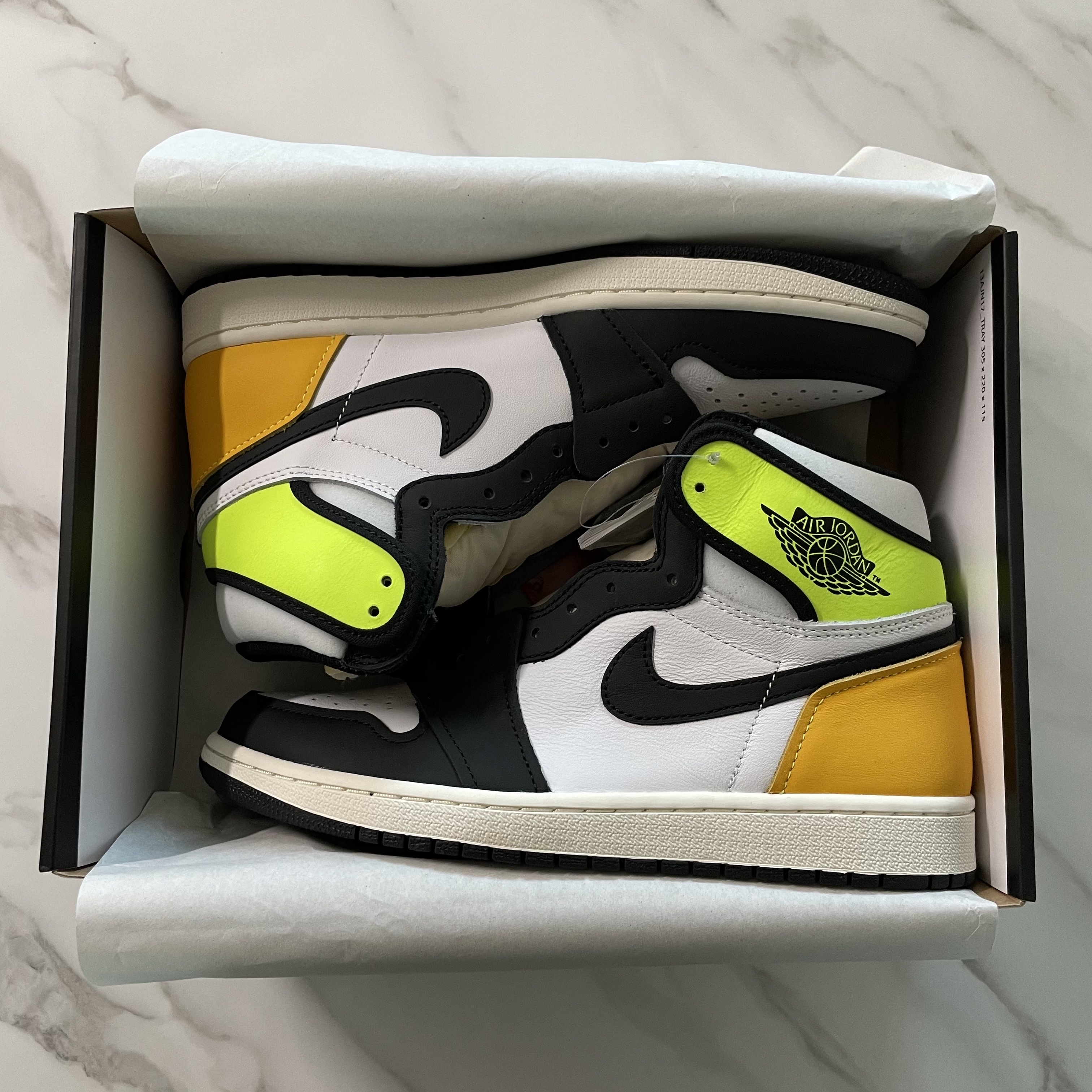 Jordan 1 Retro High OG Volt Gold 착용 스타일
