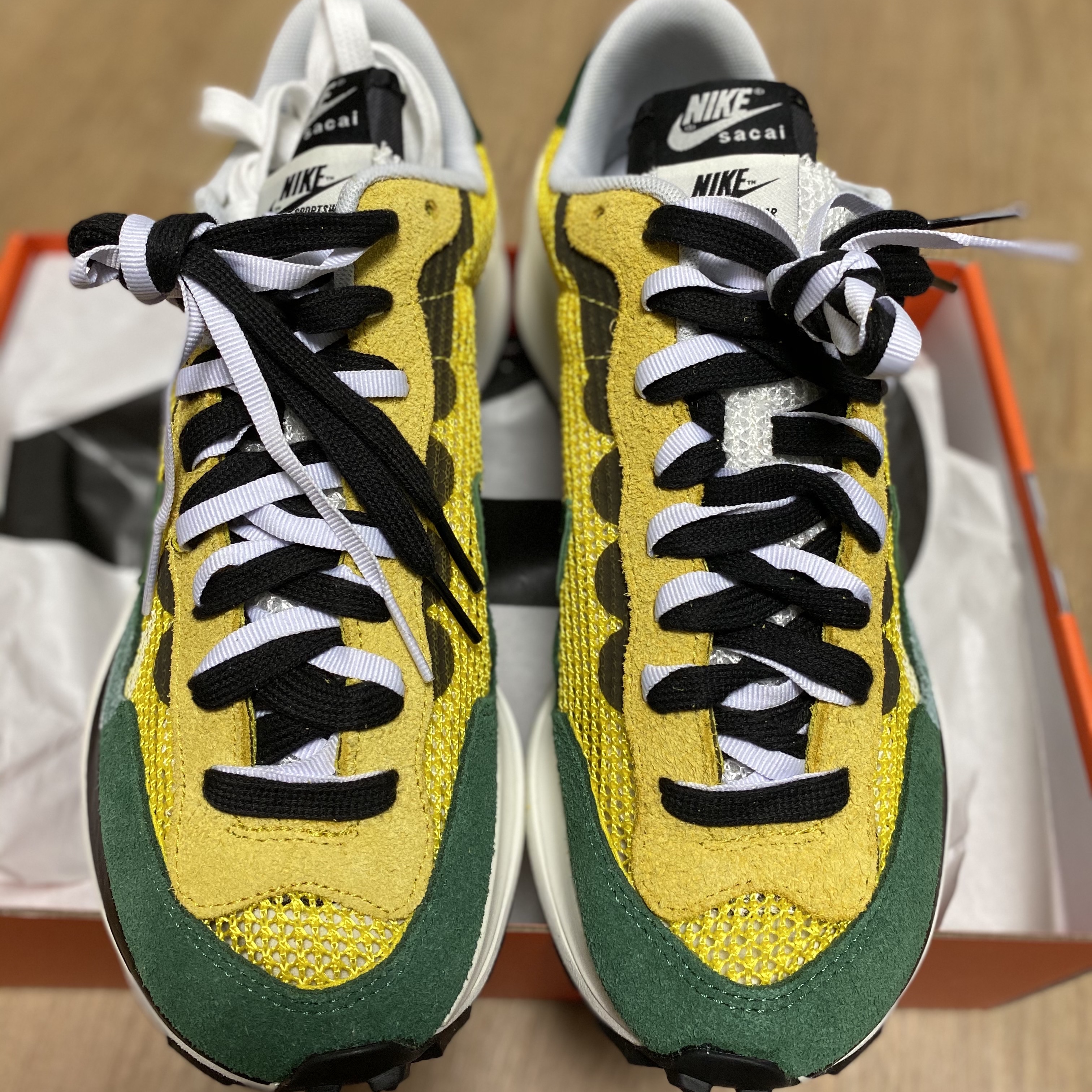 Nike x Sacai VaporWaffle Tour Yellow & Gorge Green Sail 착용 스타일 - 1