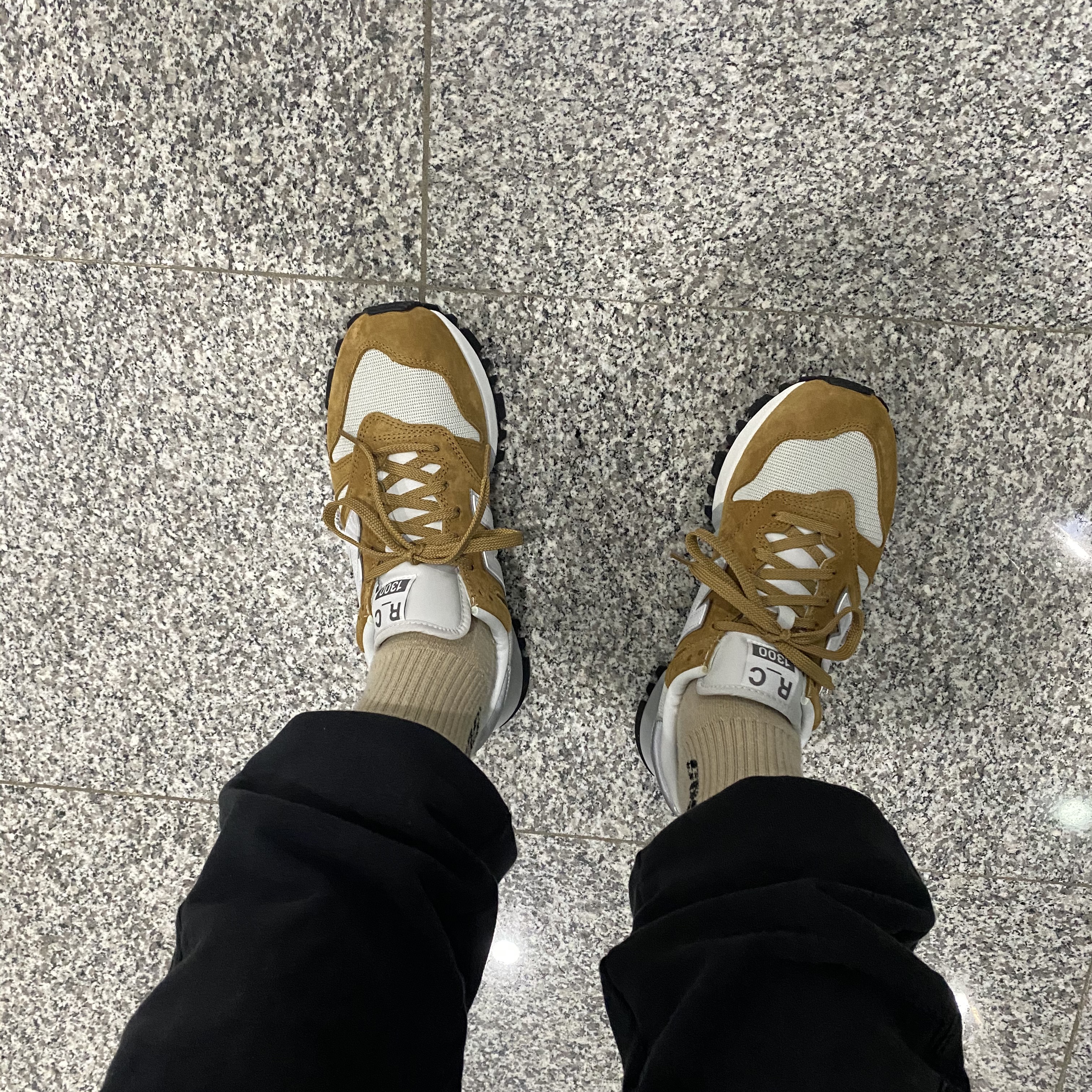 New Balance R_C 1300 Workwear Brown 착용 스타일