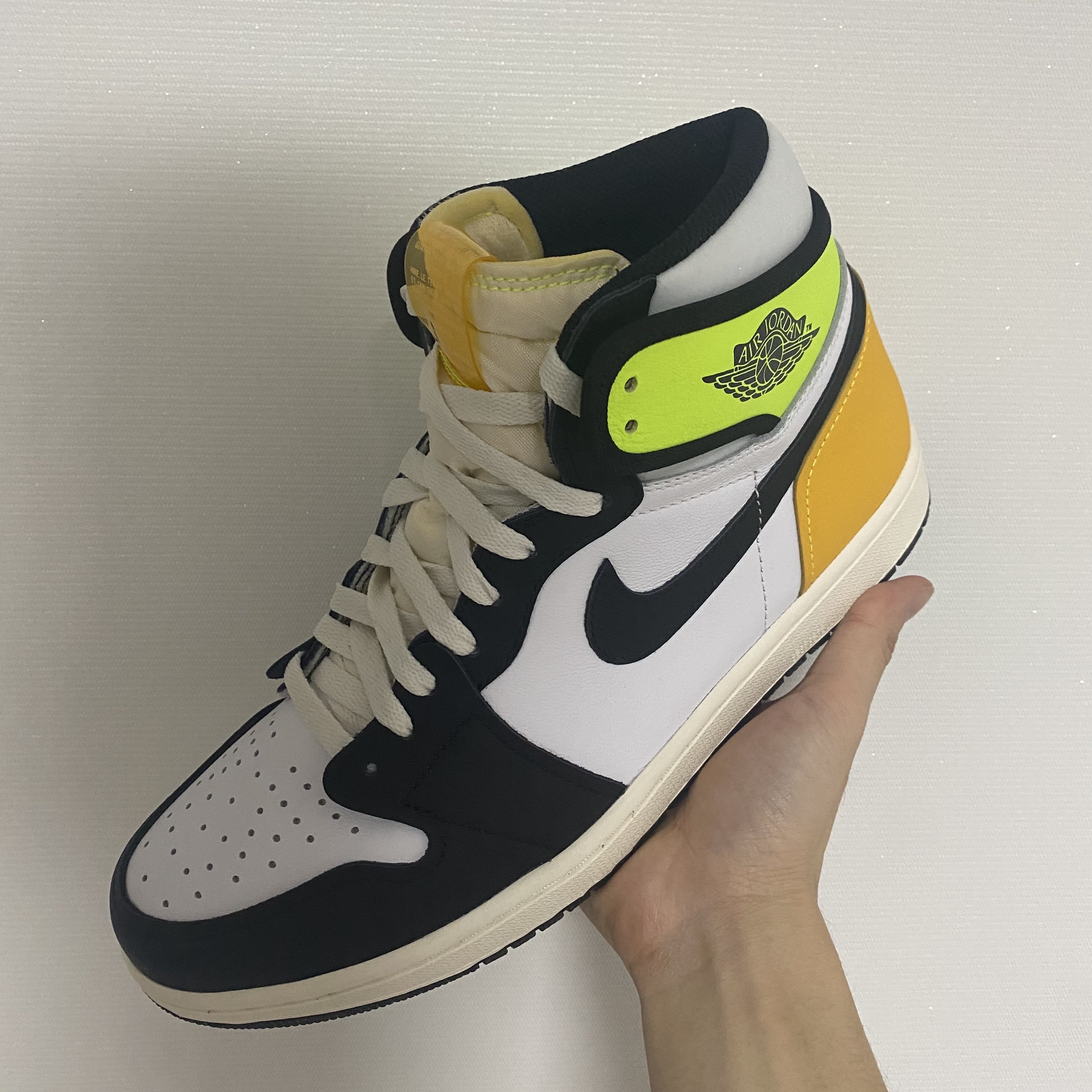Jordan 1 Retro High OG Volt Gold 착용 스타일 - 1