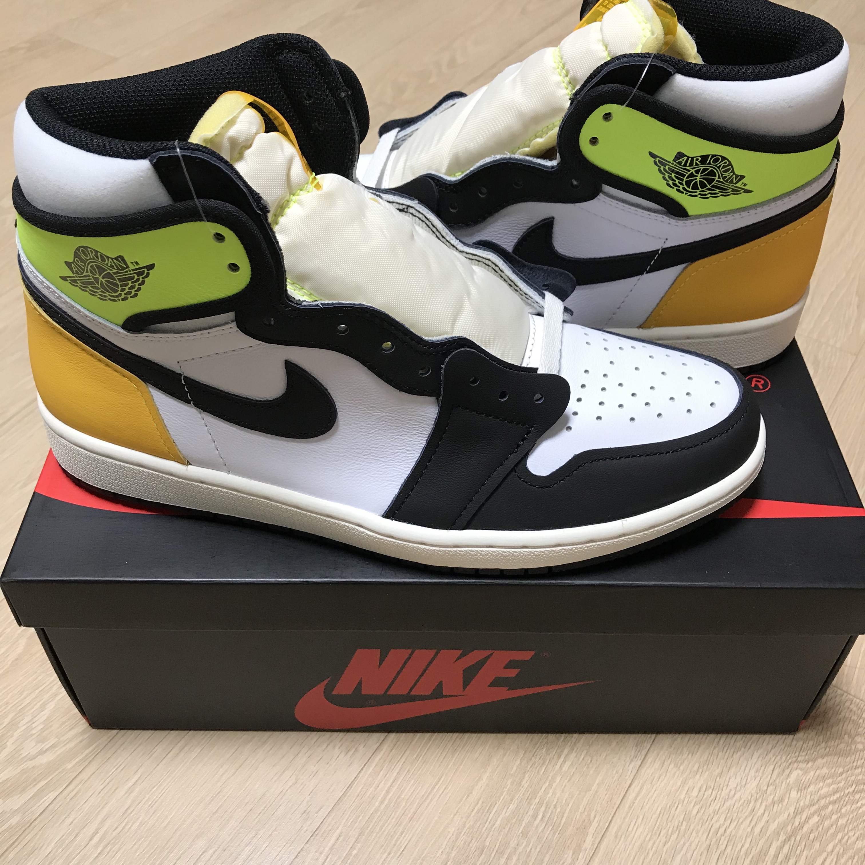 Jordan 1 Retro High OG Volt Gold 착용 스타일