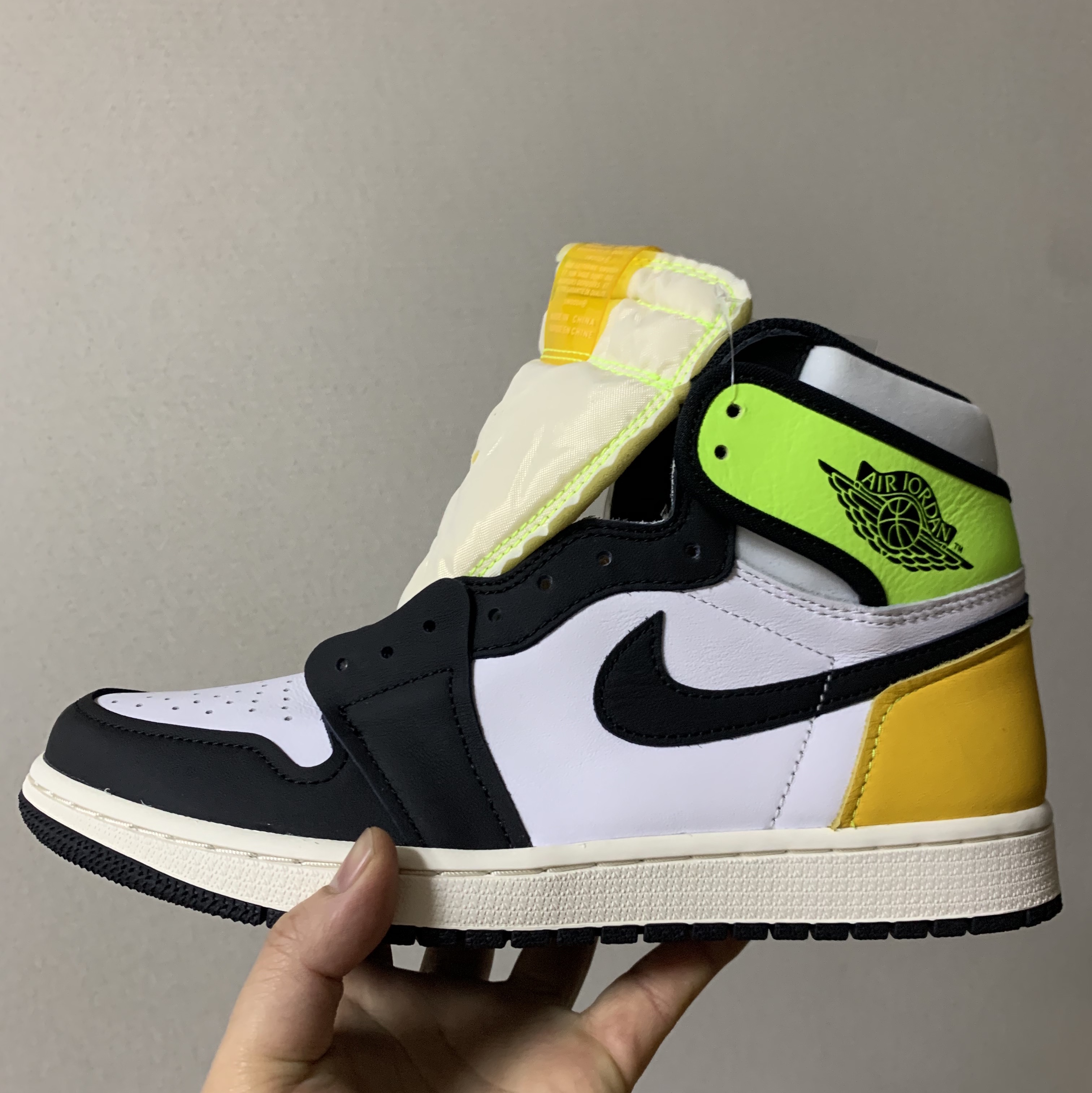 Jordan 1 Retro High OG Volt Gold 착용 스타일