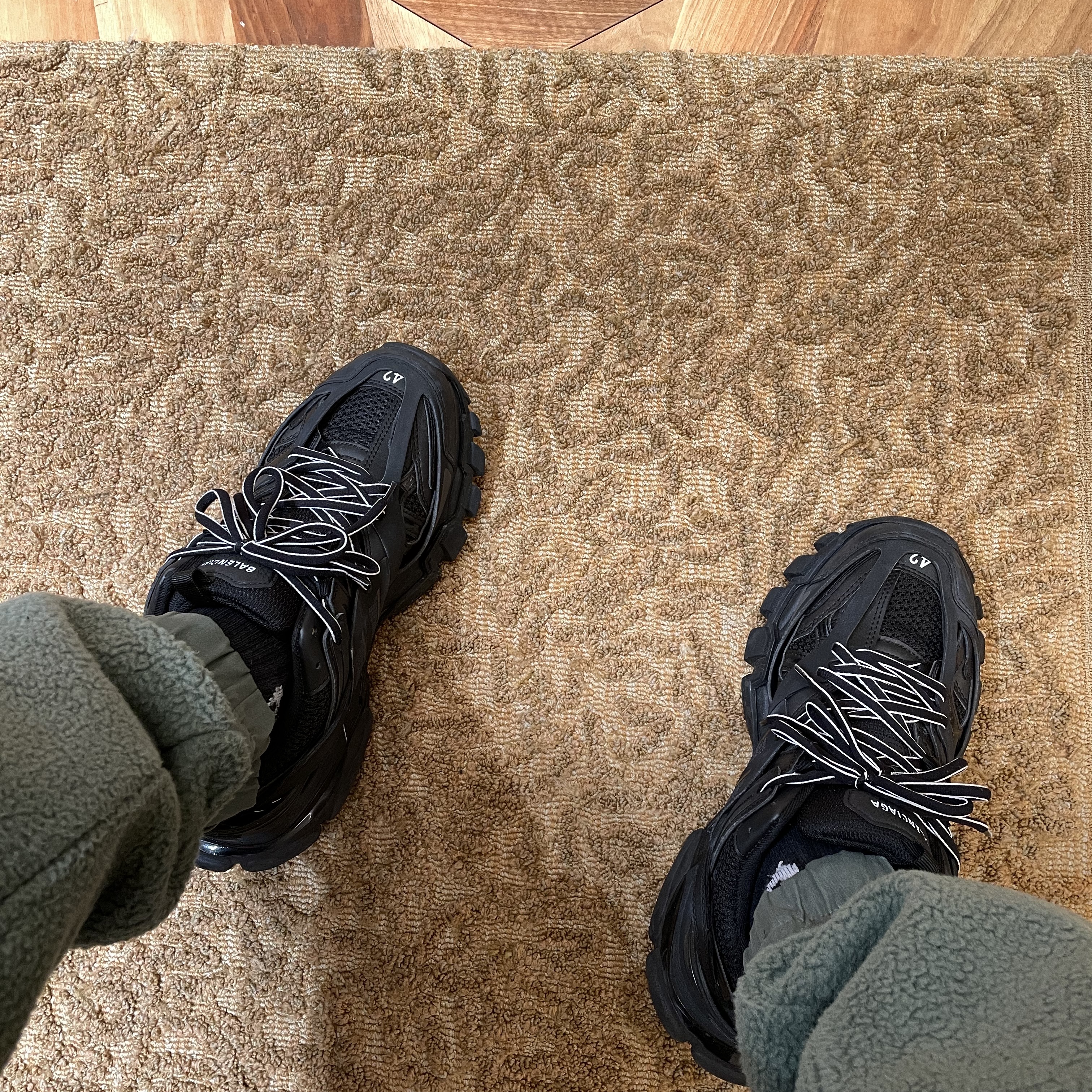 Balenciaga Track Sneakers Triple Black 착용 스타일 - 1