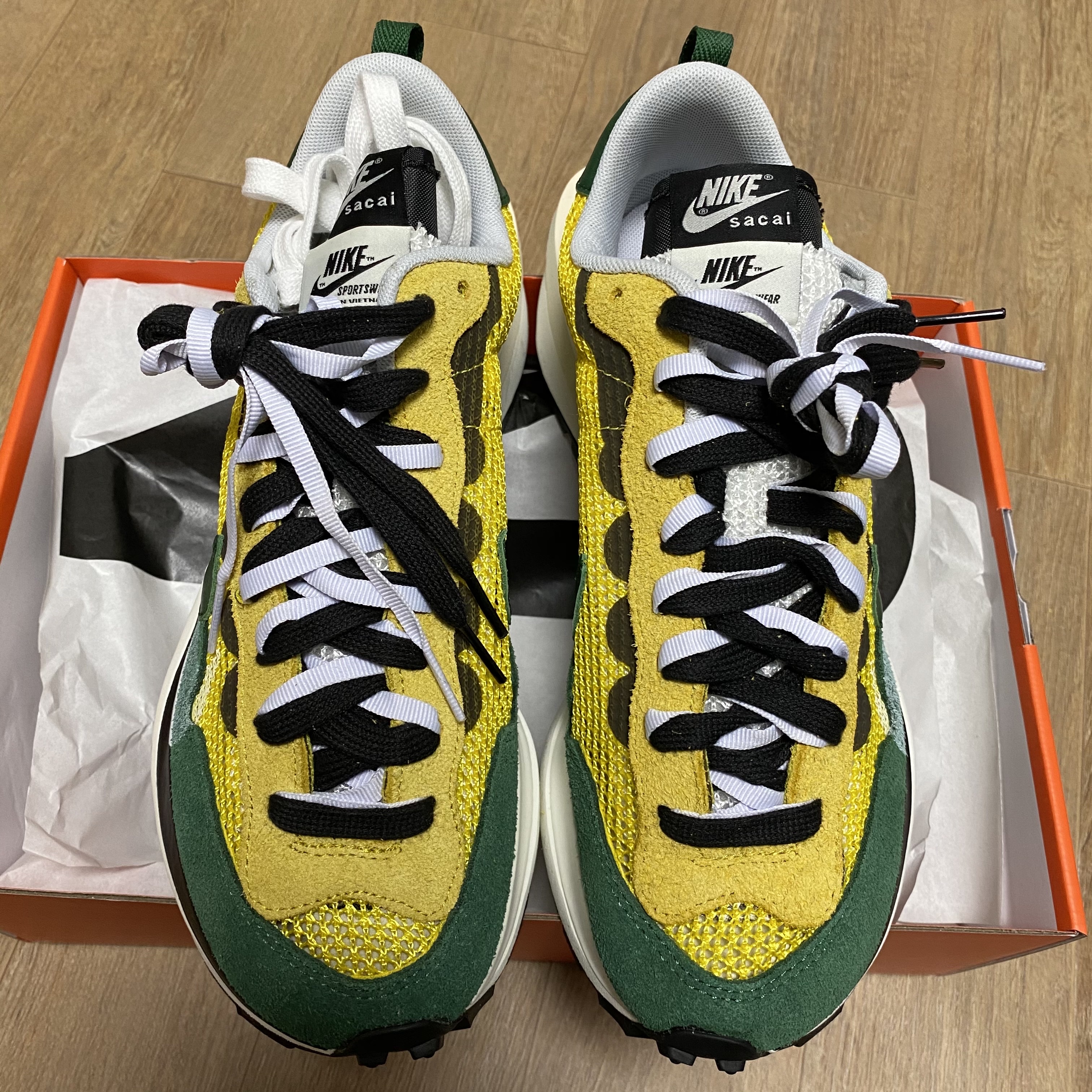 Nike x Sacai VaporWaffle Tour Yellow & Gorge Green Sail 착용 스타일 - 2