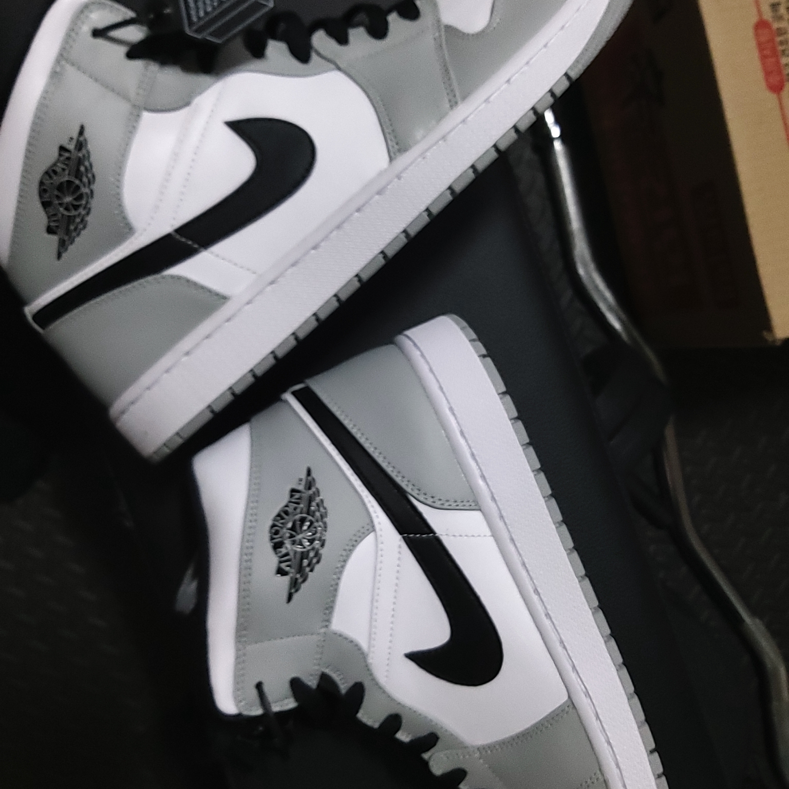 Jordan 1 Mid Light Smoke Grey 착용 스타일 - 2