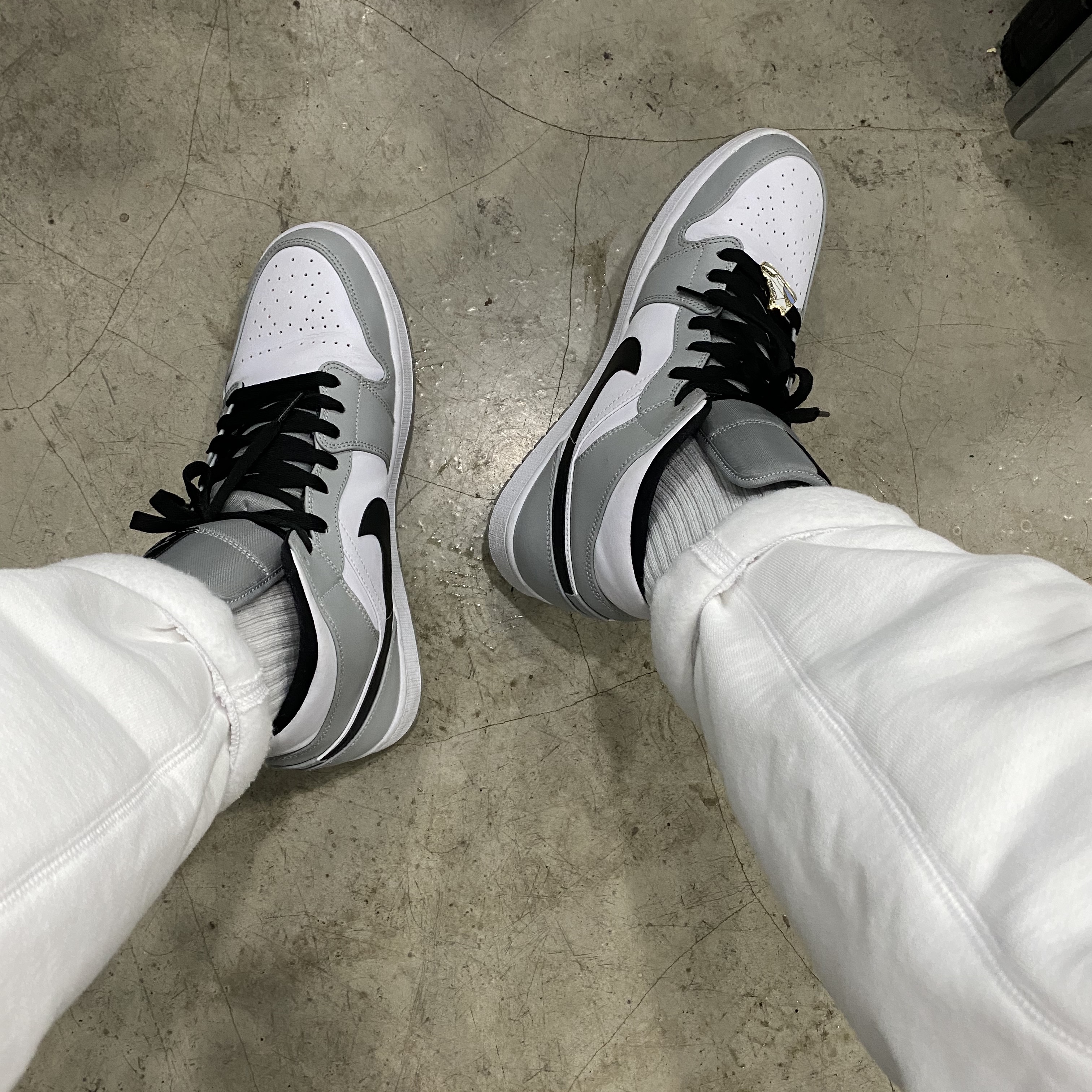 Jordan 1 Mid Light Smoke Grey 착용 스타일