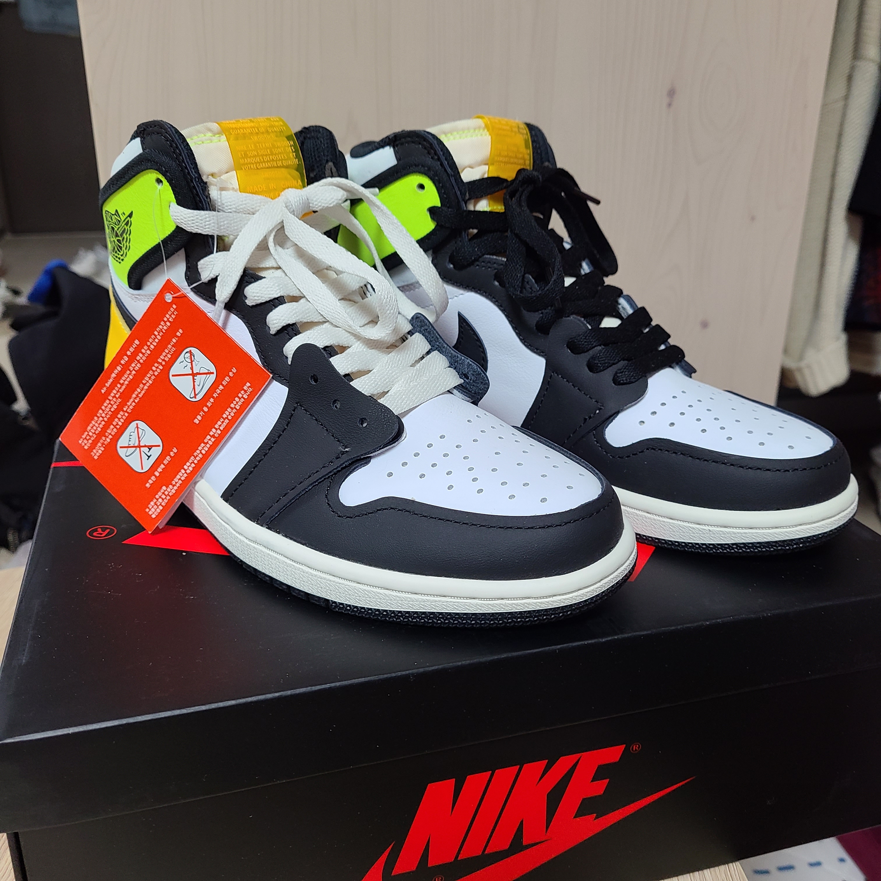 Jordan 1 Retro High OG Volt Gold 착용 스타일 - 1