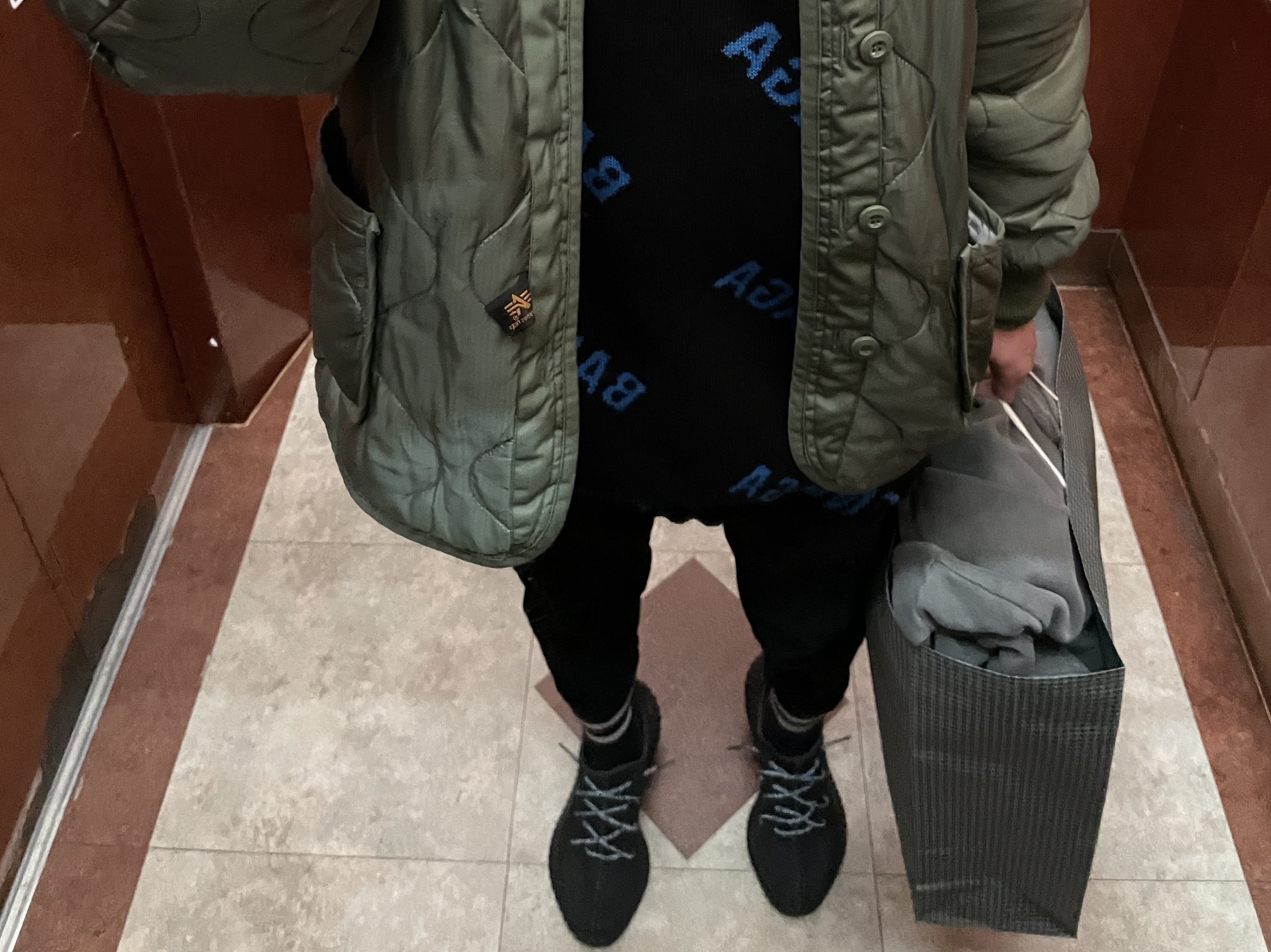 Adidas Yeezy Boost 350 V2 Black - Non-Reflective 착용 스타일