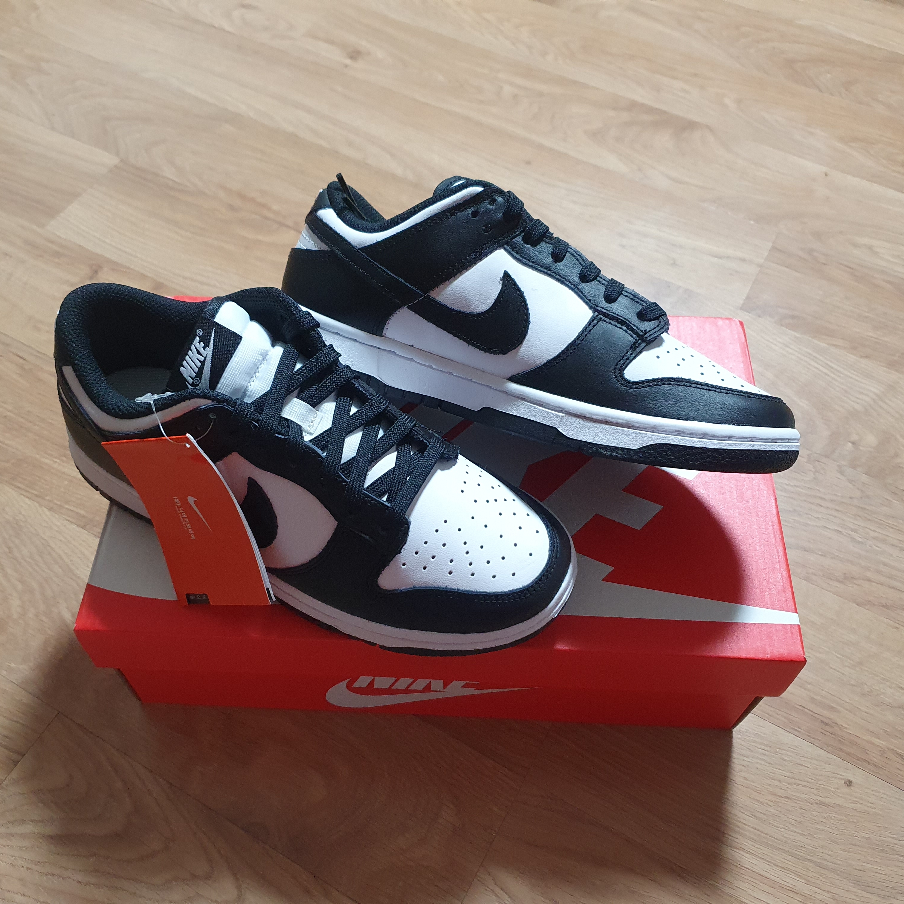 (W) Nike Dunk Low Black 착용 스타일 - 1