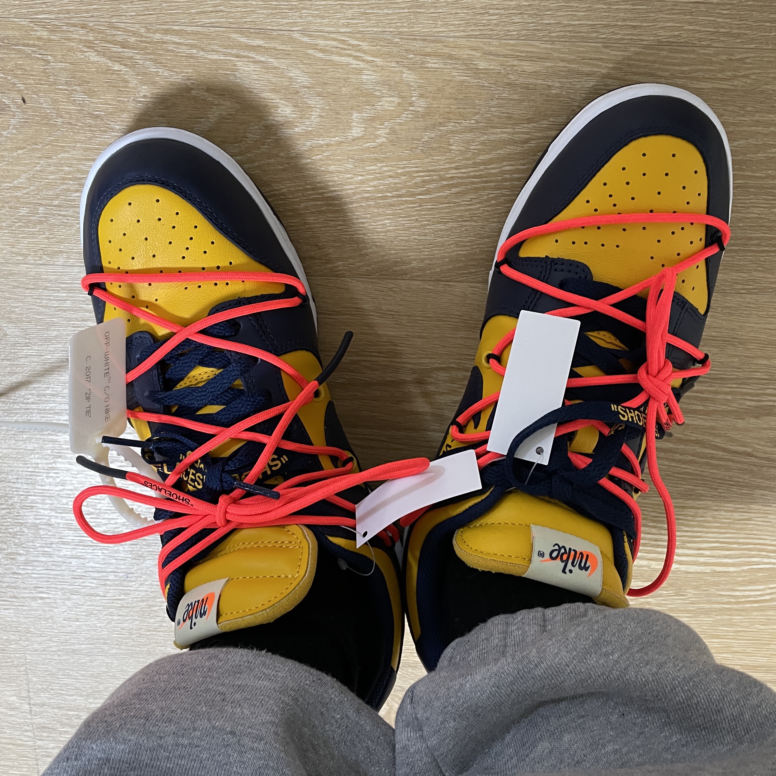 Nike x Off-White Dunk Low University Gold Midnight Navy 착용 스타일