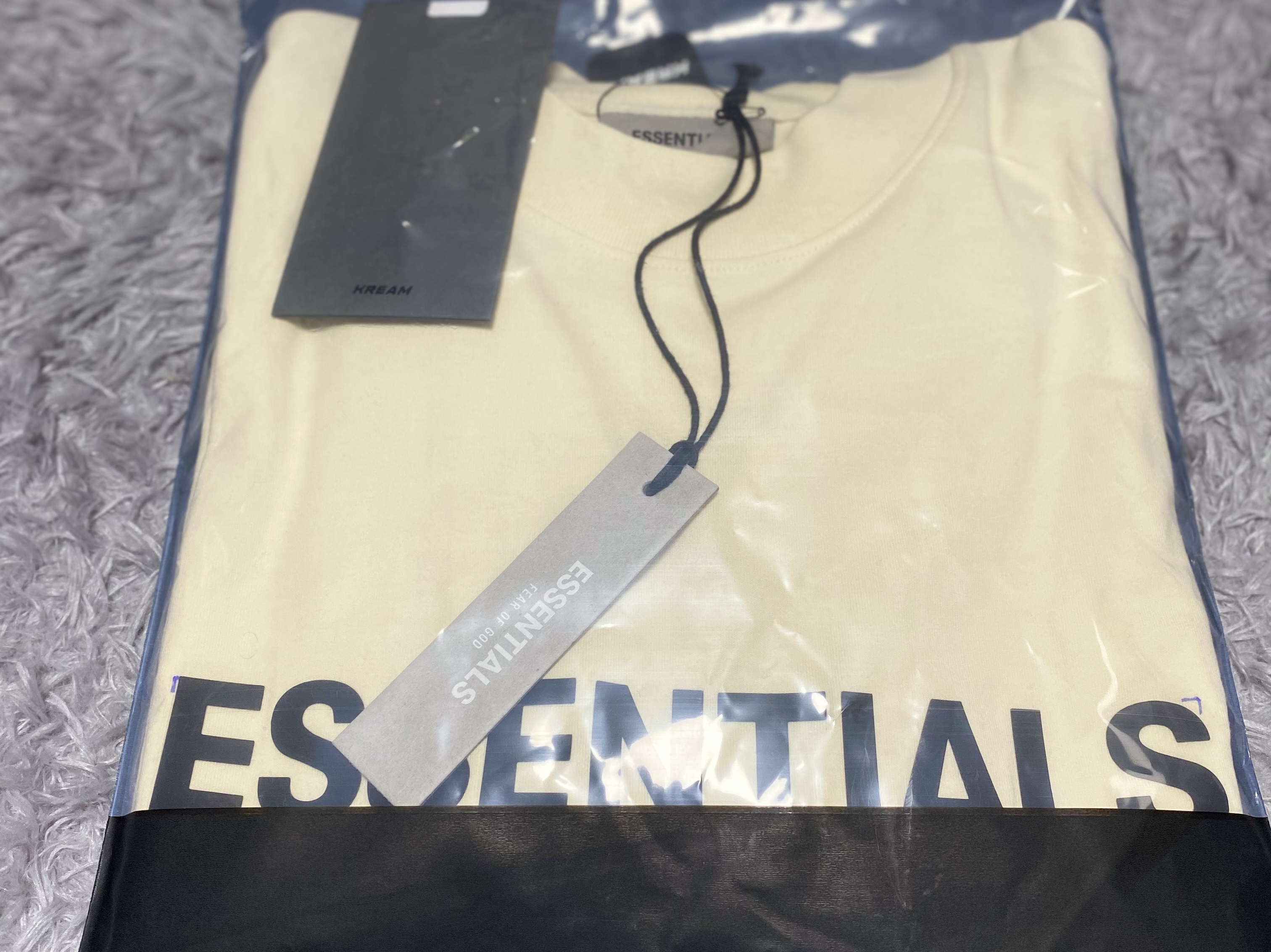 Essentials 3D Silicon Applique Boxy Long Sleeve T-Shirt Moss - 20FW, Essentials 3D Silicon Applique Boxy Long Sleeve T-Shirt Buttercream 2020 착용 스타일 - 1