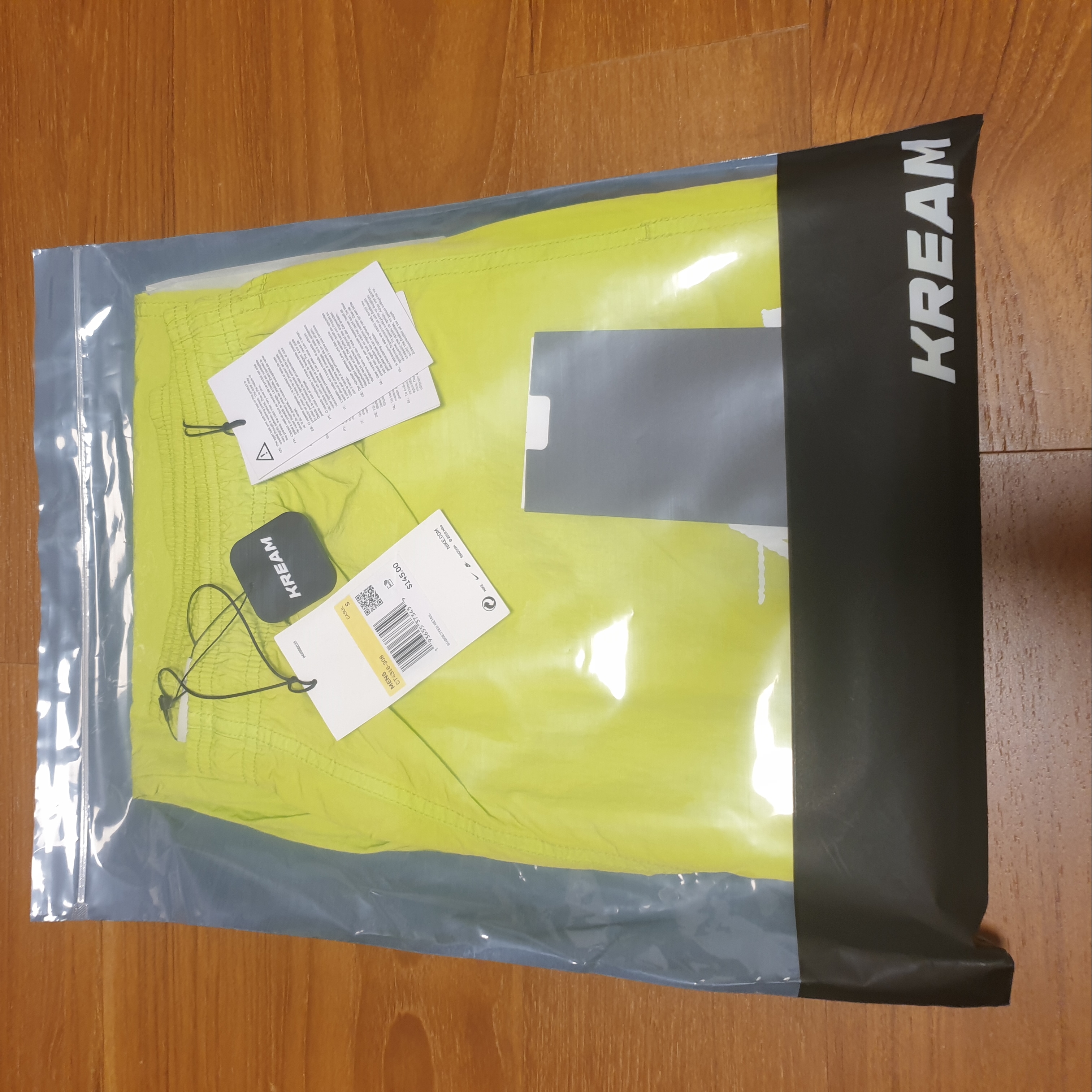 Nike x Stussy Beach Pants Bright Cactus 착용 스타일 - 3
