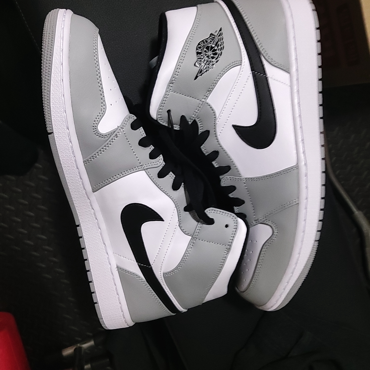 Jordan 1 Mid Light Smoke Grey 착용 스타일 - 3