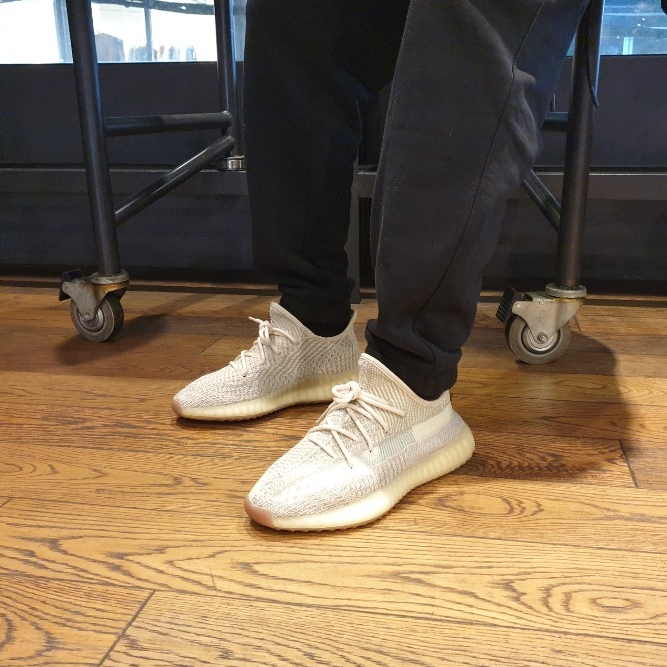 Adidas Yeezy Boost 350 V2 Citrin - Non-Reflective 착용 스타일