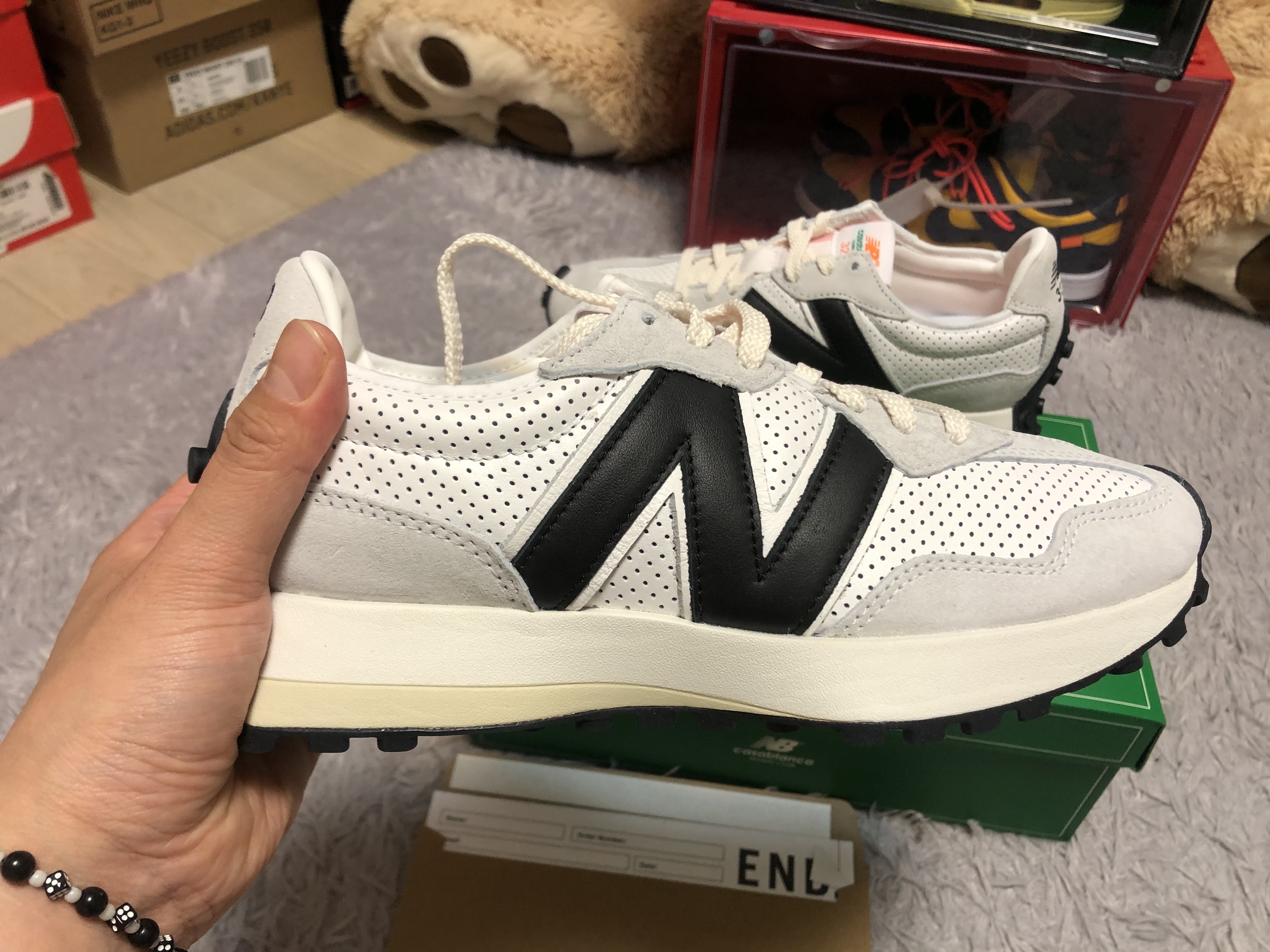 New Balance x Casablanca 327 Idealist Black Grey Pink 착용 스타일 - 2