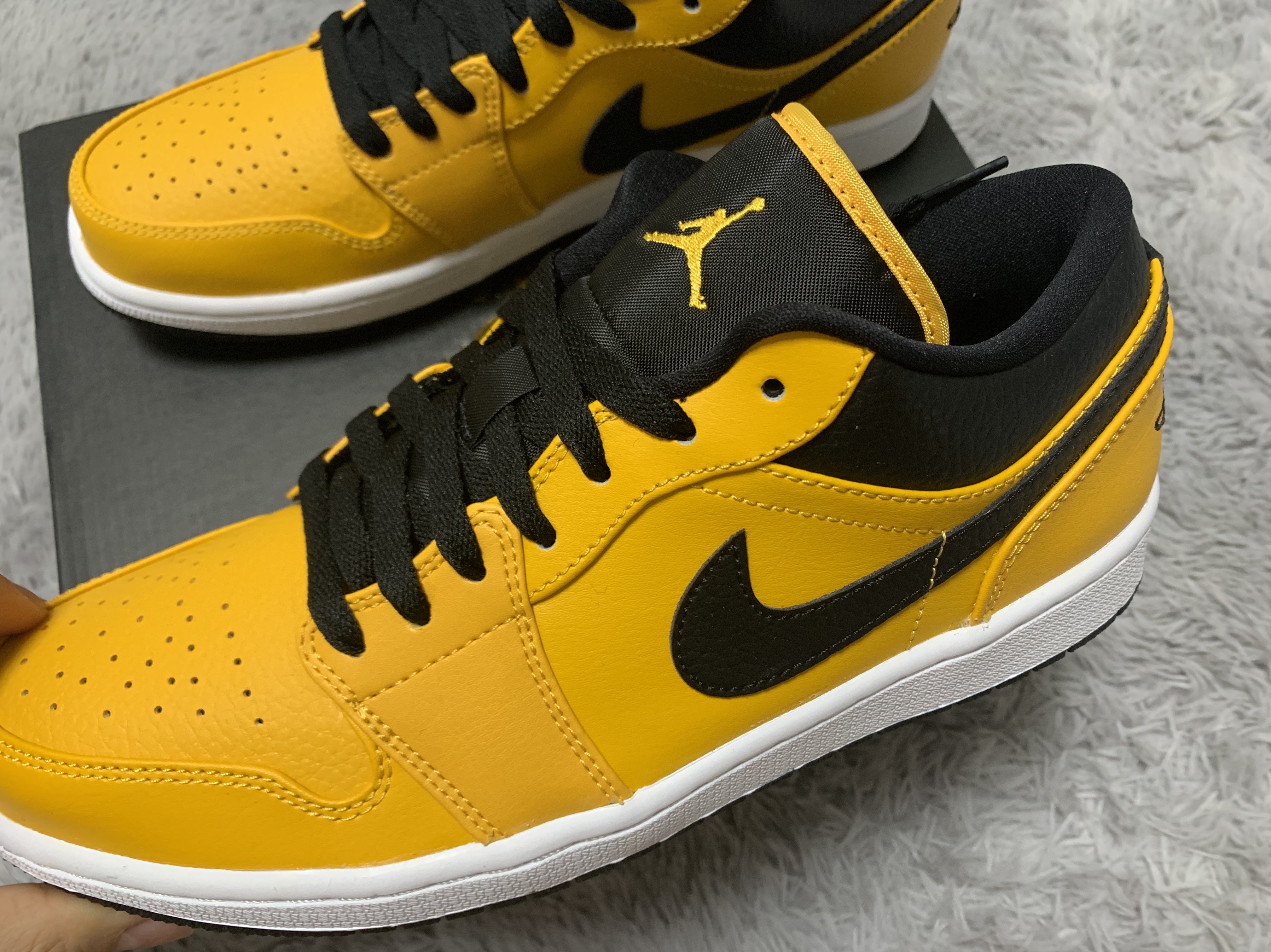 Jordan 1 Low University Gold Black 착용 스타일