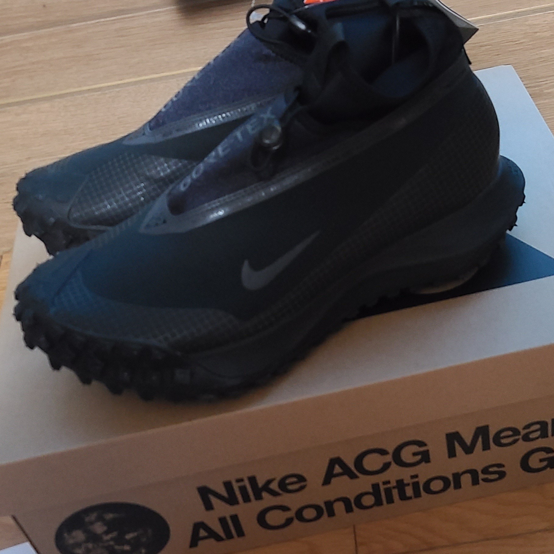 Nike ACG Mountain Fly Gore-Tex Black and Dark Grey 착용 스타일