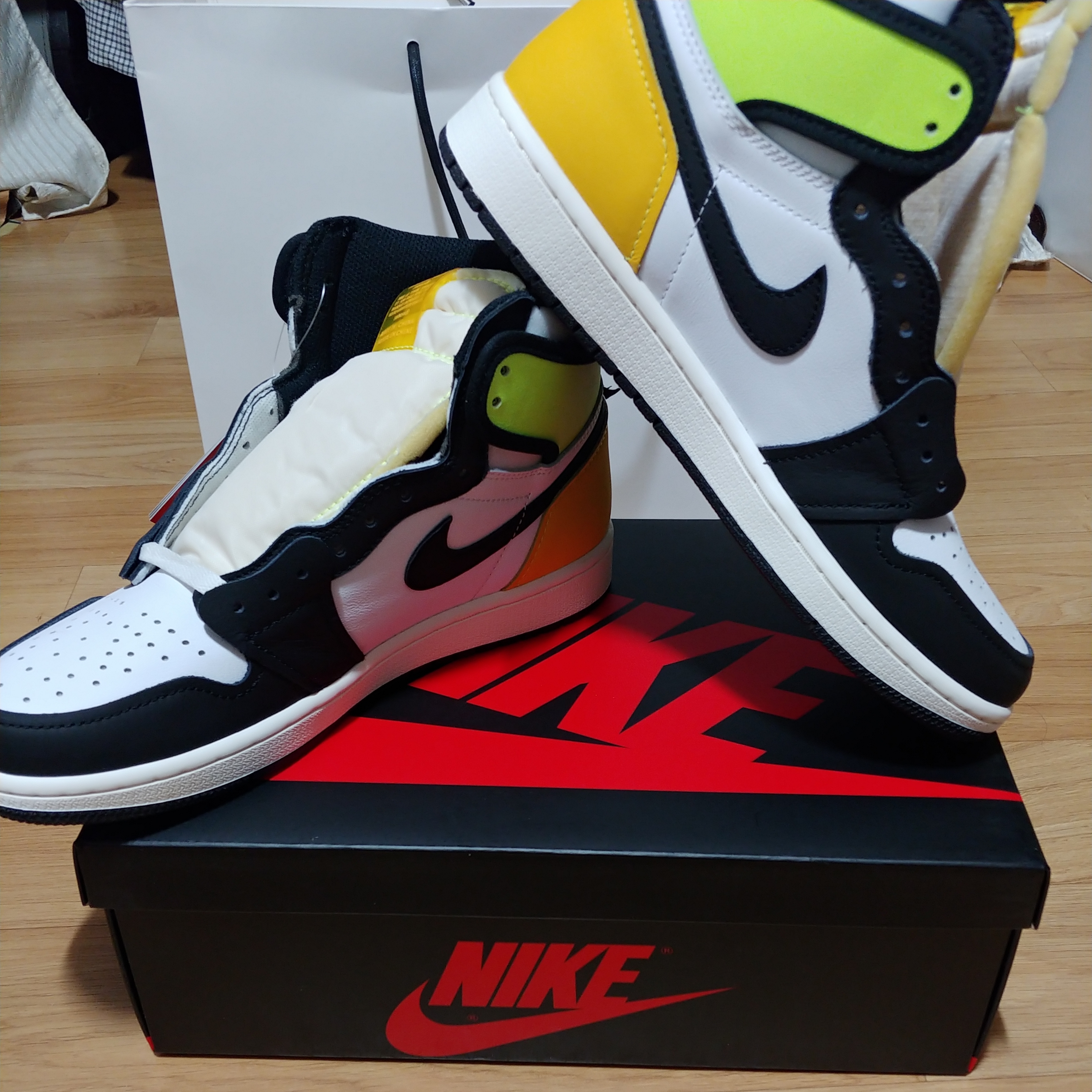 Jordan 1 Retro High OG Volt Gold 착용 스타일