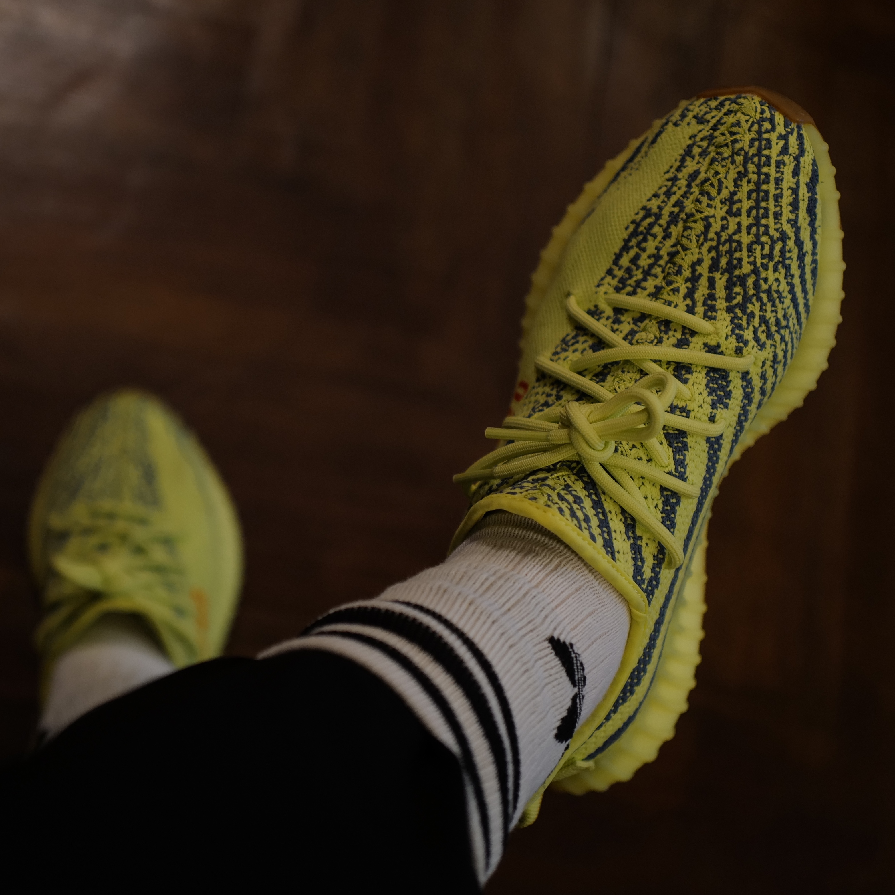 Adidas Yeezy Boost 350 V2 Semi Frozen Yellow 착용 스타일