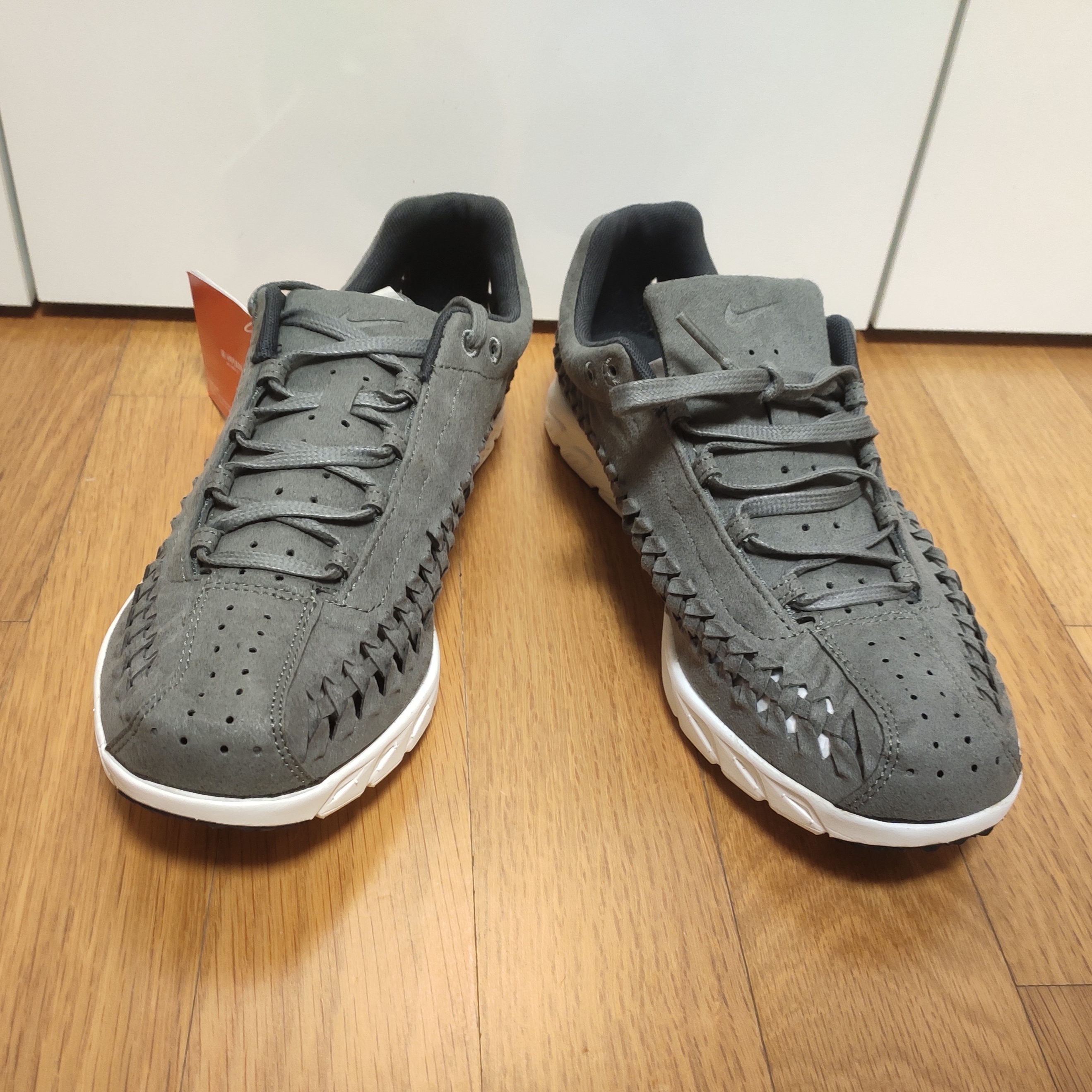 Nike Mayfly Woven Tumbled Grey 착용 스타일 - 2